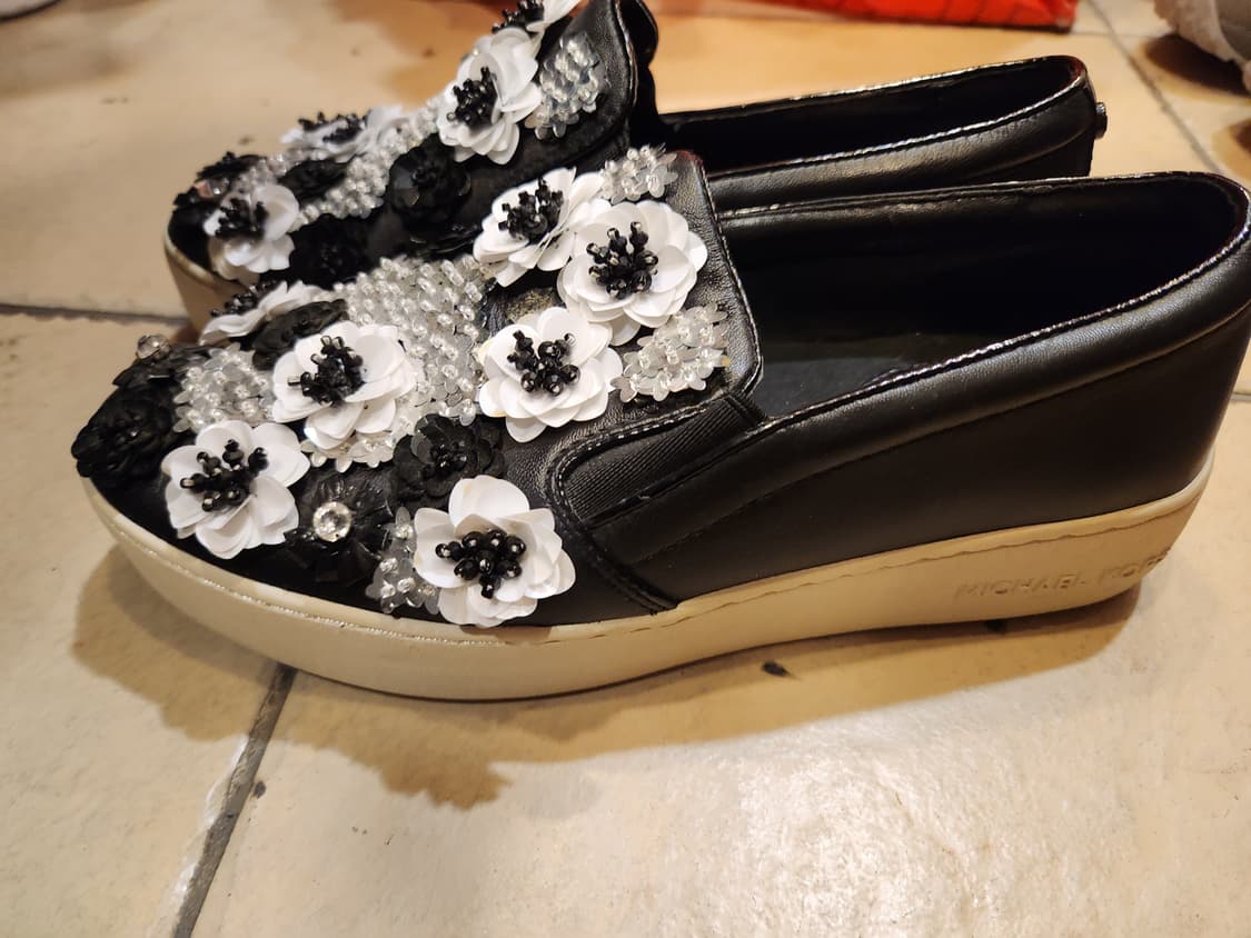 마이클코어스 블랙 플라워 슬립온 상품이미지3