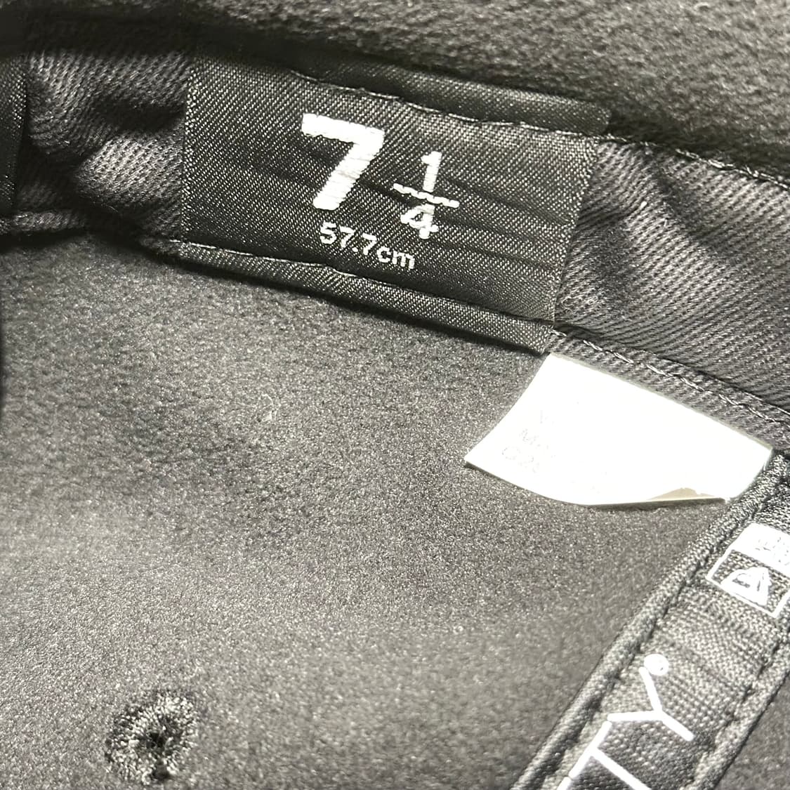 슈프림 폴라텍 이어플랩 뉴에라 블랙 7 1/4 상품이미지7