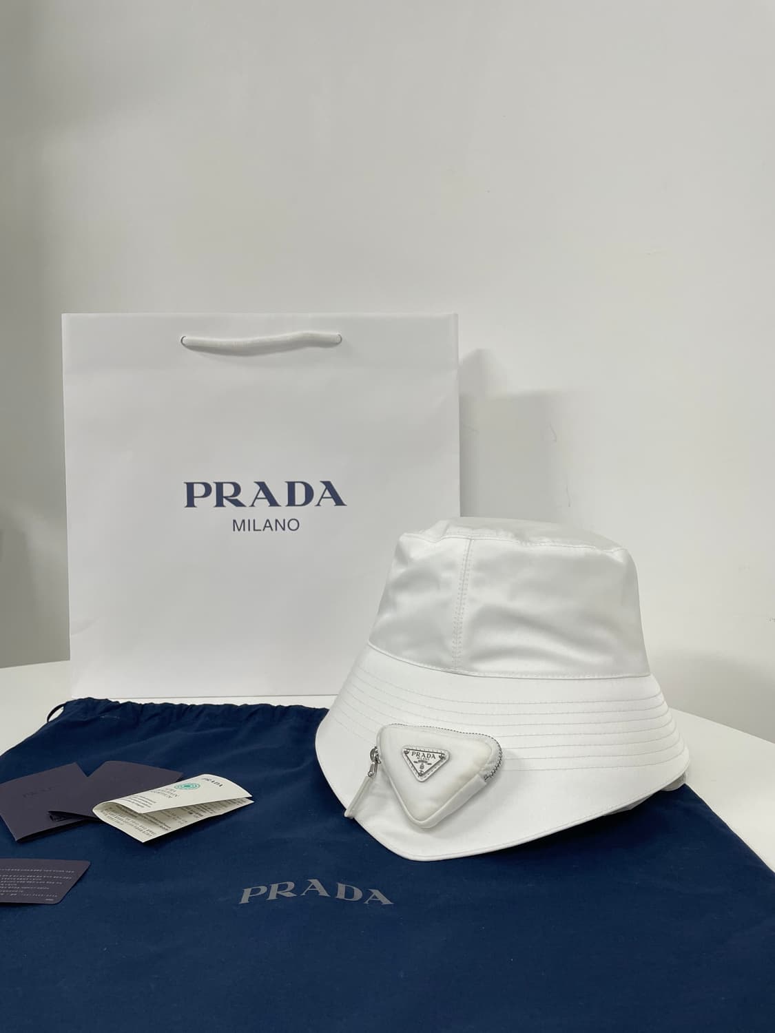 새상품 프라다 리나일론 버킷햇 XL 사이즈 화이트 컬러 상품이미지3