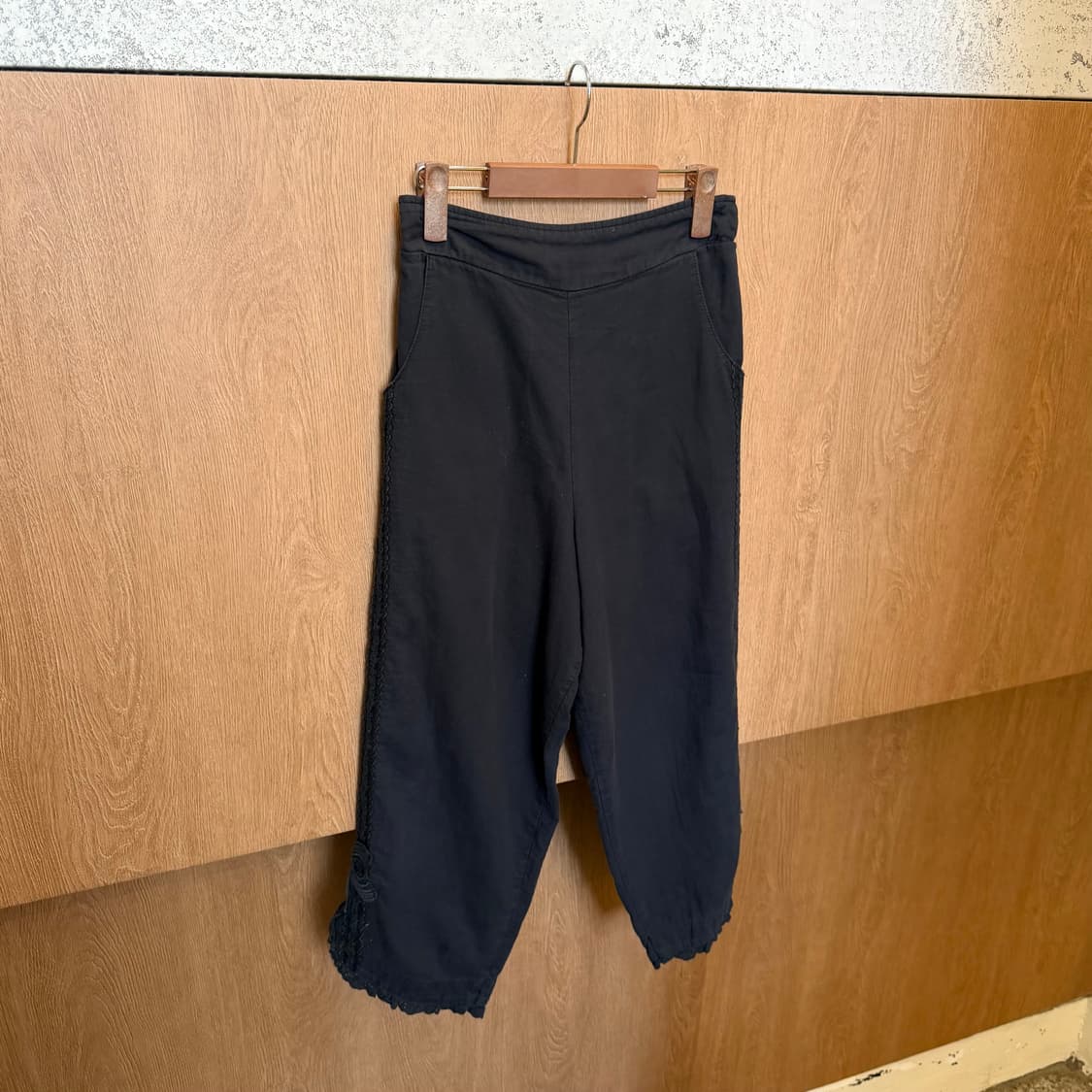 빈티지 밴딩 카프리 팬츠 사이드 플로럴 레이스 배색 디테일 블랙 k25 상품이미지1