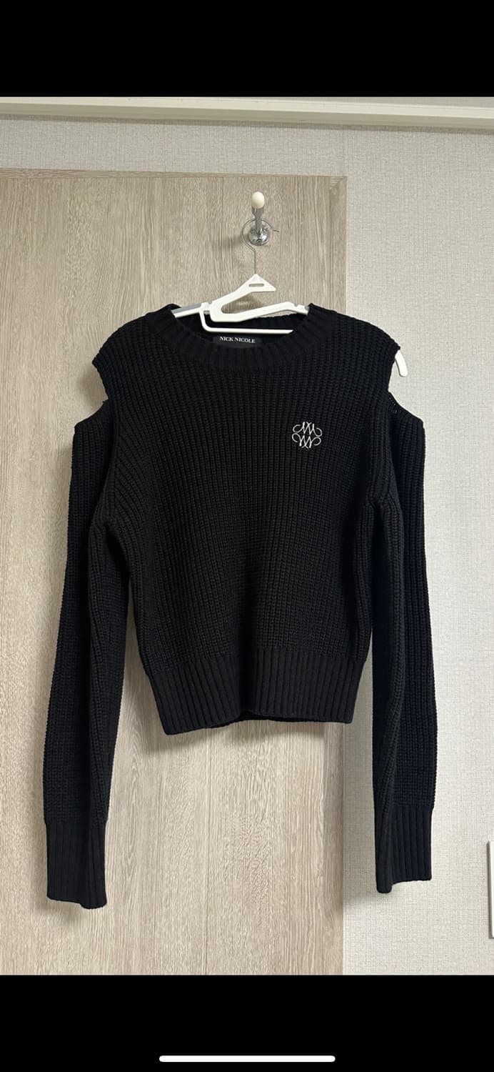 (미착용 새상품) 닉앤니콜 SHOULDER CUT OUT KNIT_BLA 상품이미지7