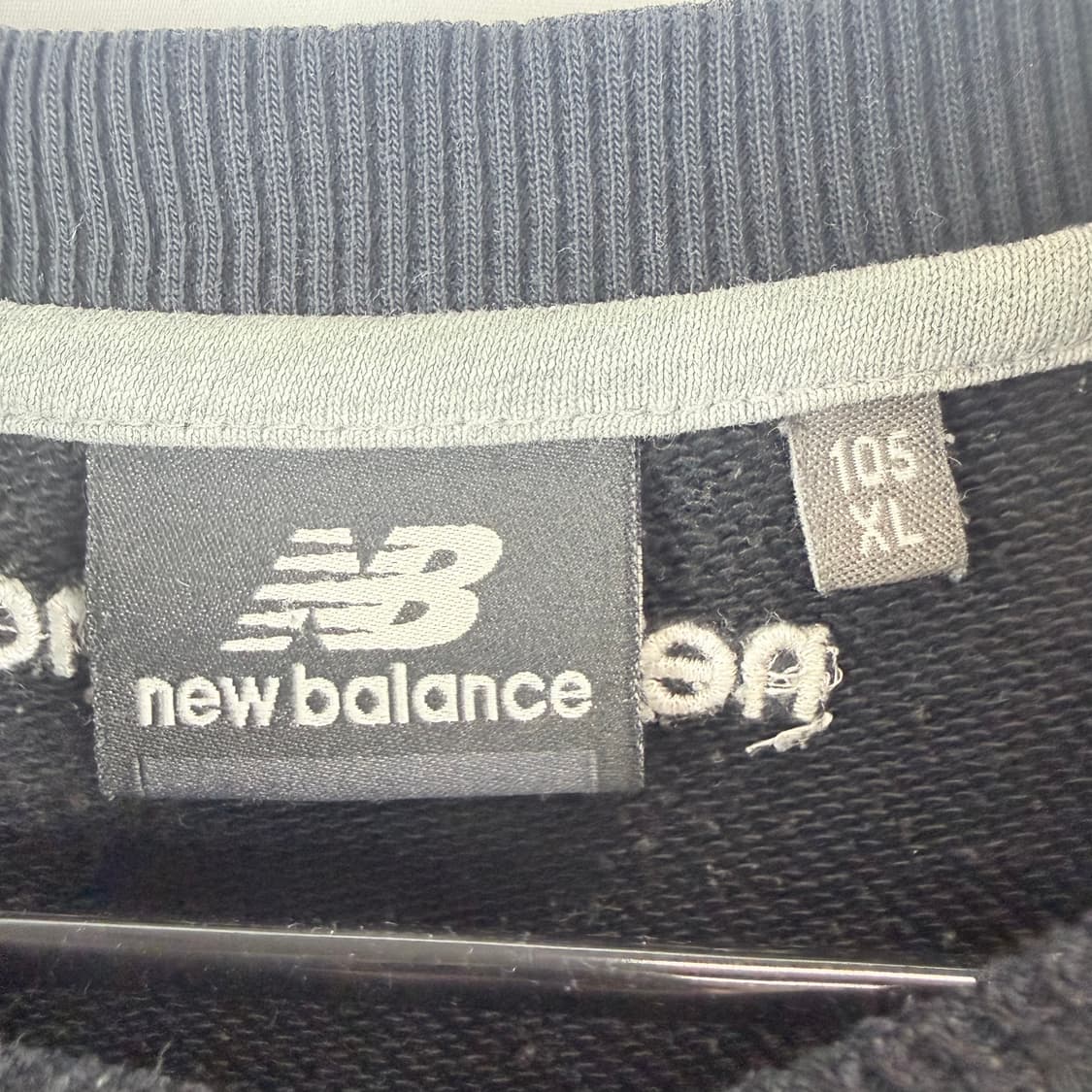 (105) 뉴발란스 스몰 자수로고 맨투맨 블랙 상품이미지3