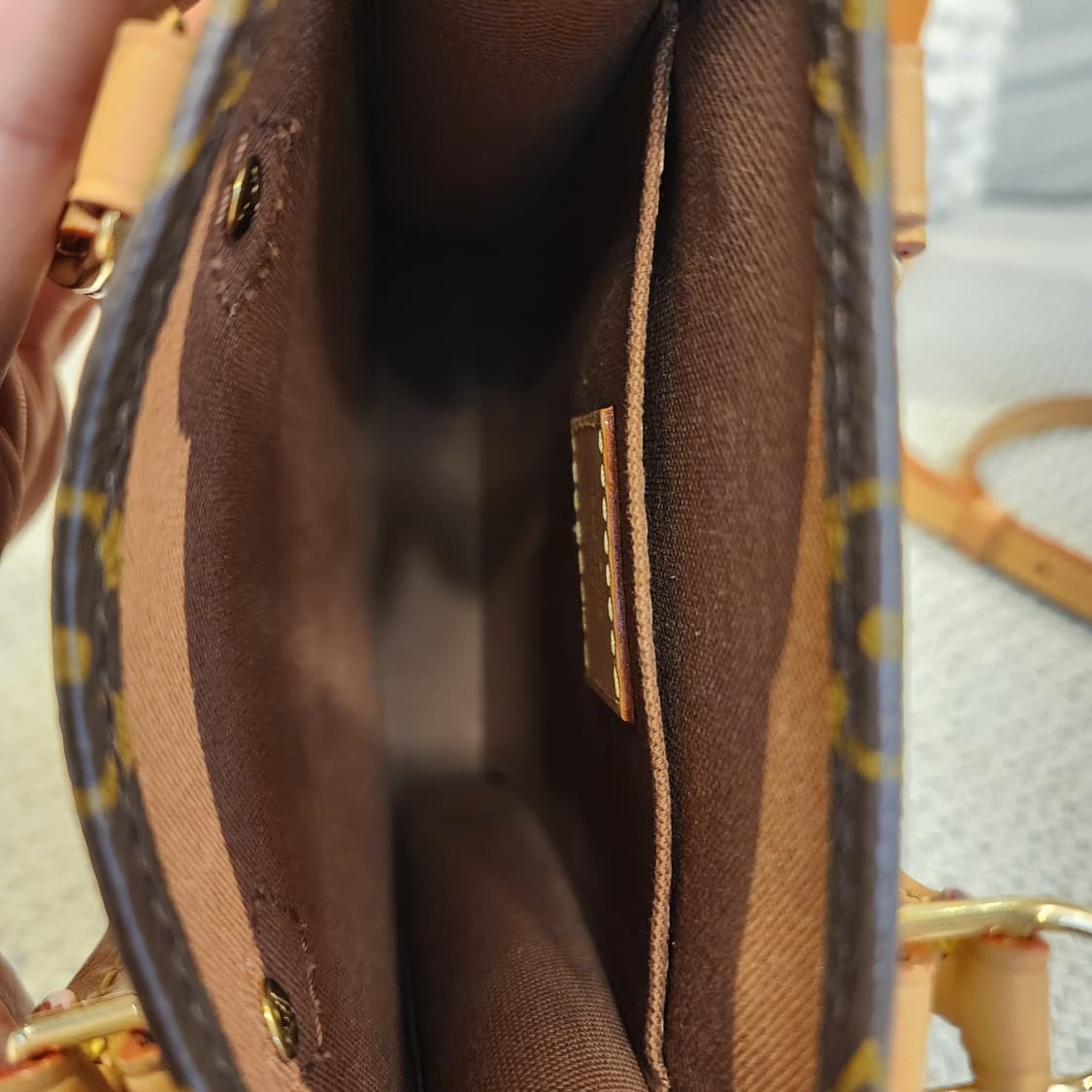 초민트급 22년12월 루이비통 쁘띠 삭플라 모노그램 미니 크로스백 상품이미지8