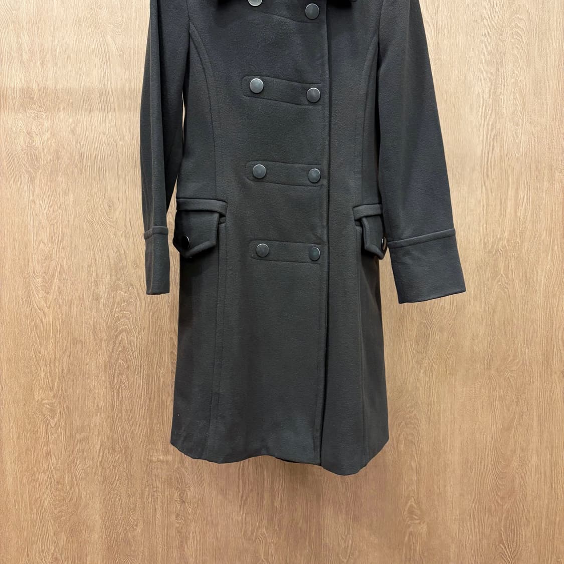 막스앤코 클래식 더플 코트 더블 버튼 허리 절개 소매 스트랩 디테일 카키 상품이미지5