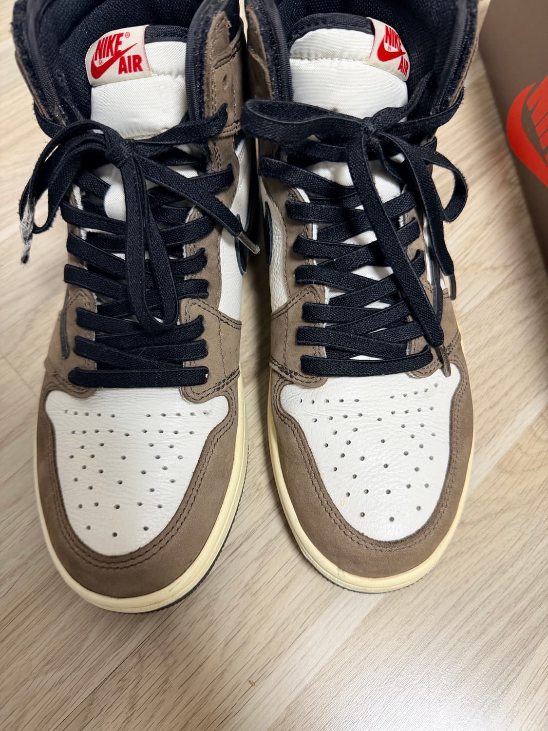 에어조던1 하이 x 트레비스 스캇  상품이미지1