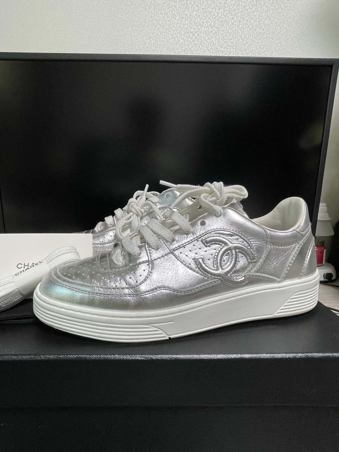 [38.5] 샤넬 CC 로고 포스 라미네이트 실버 스니커즈 상품이미지1