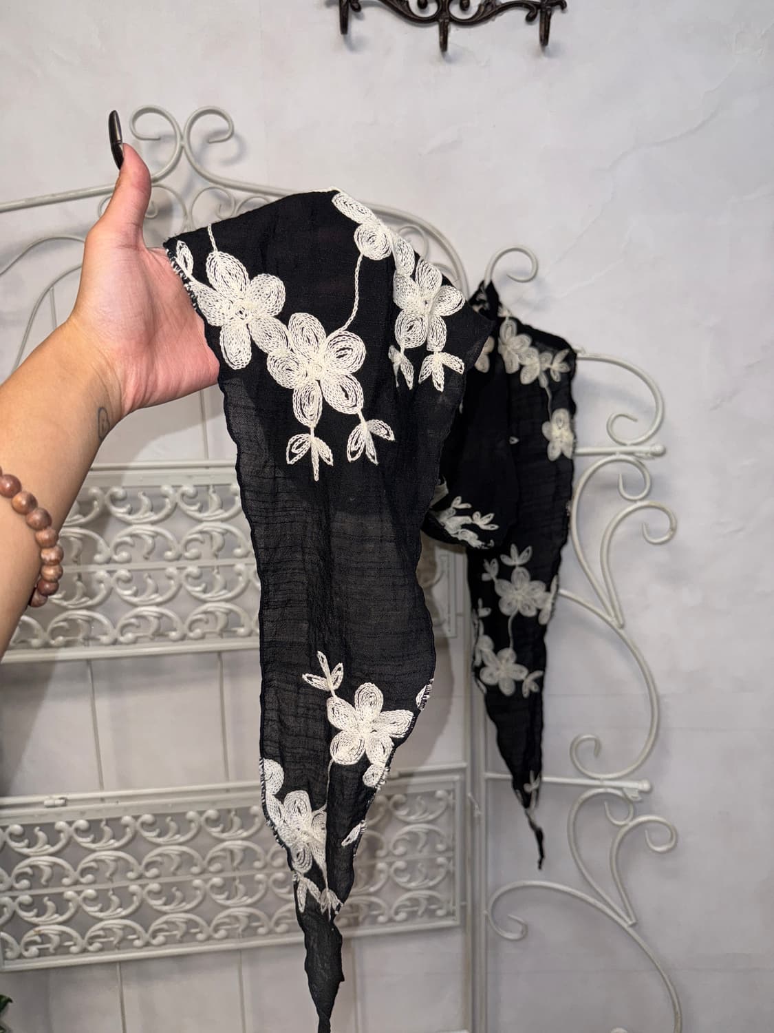 Black & white flower embroidered scarf 상품이미지4
