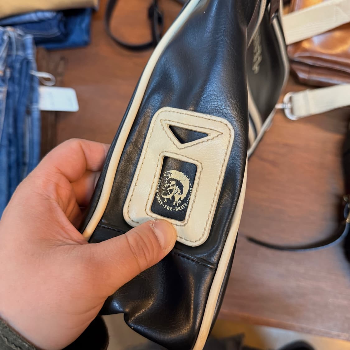 디젤 레더 블루 크로스백 로고 심플 상품이미지2