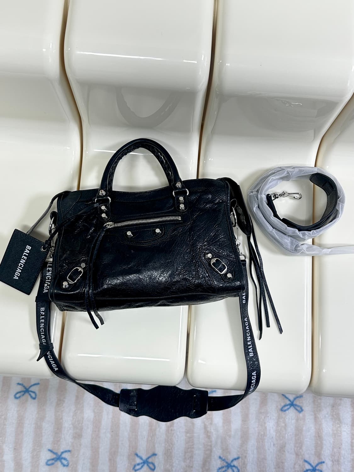 [A+ 정품] 발렌시아가 시티 모터백 스몰 로고스트랩 상품이미지2