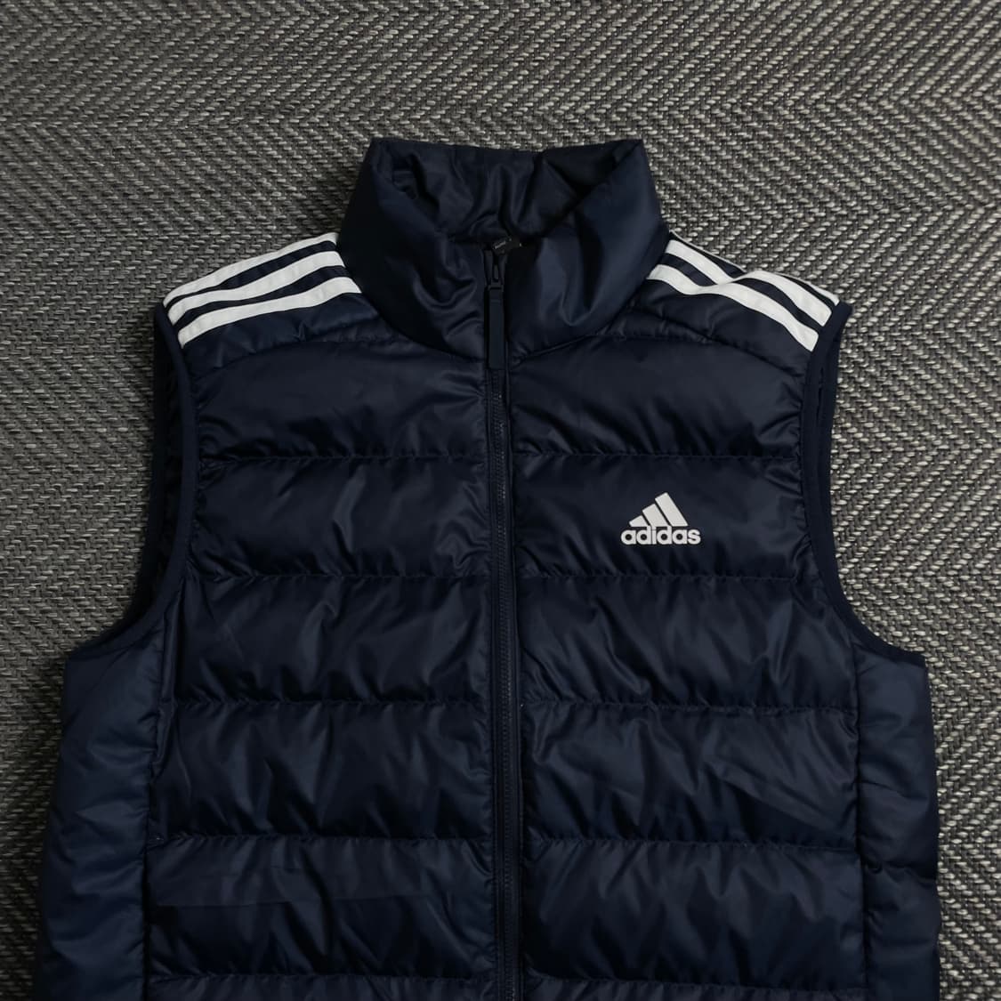 아디다스 에센셜 경량 다운 패딩 베스트 네이비o 4677 상품이미지3