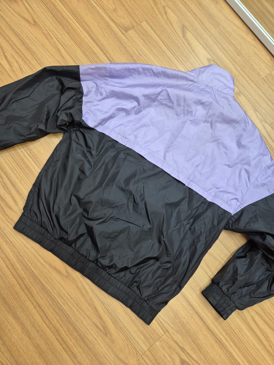 널디 바람막이 자켓 M 사이즈입니다
색상은 퍼플과 블랙 조합이에요
- 겉 상품이미지2