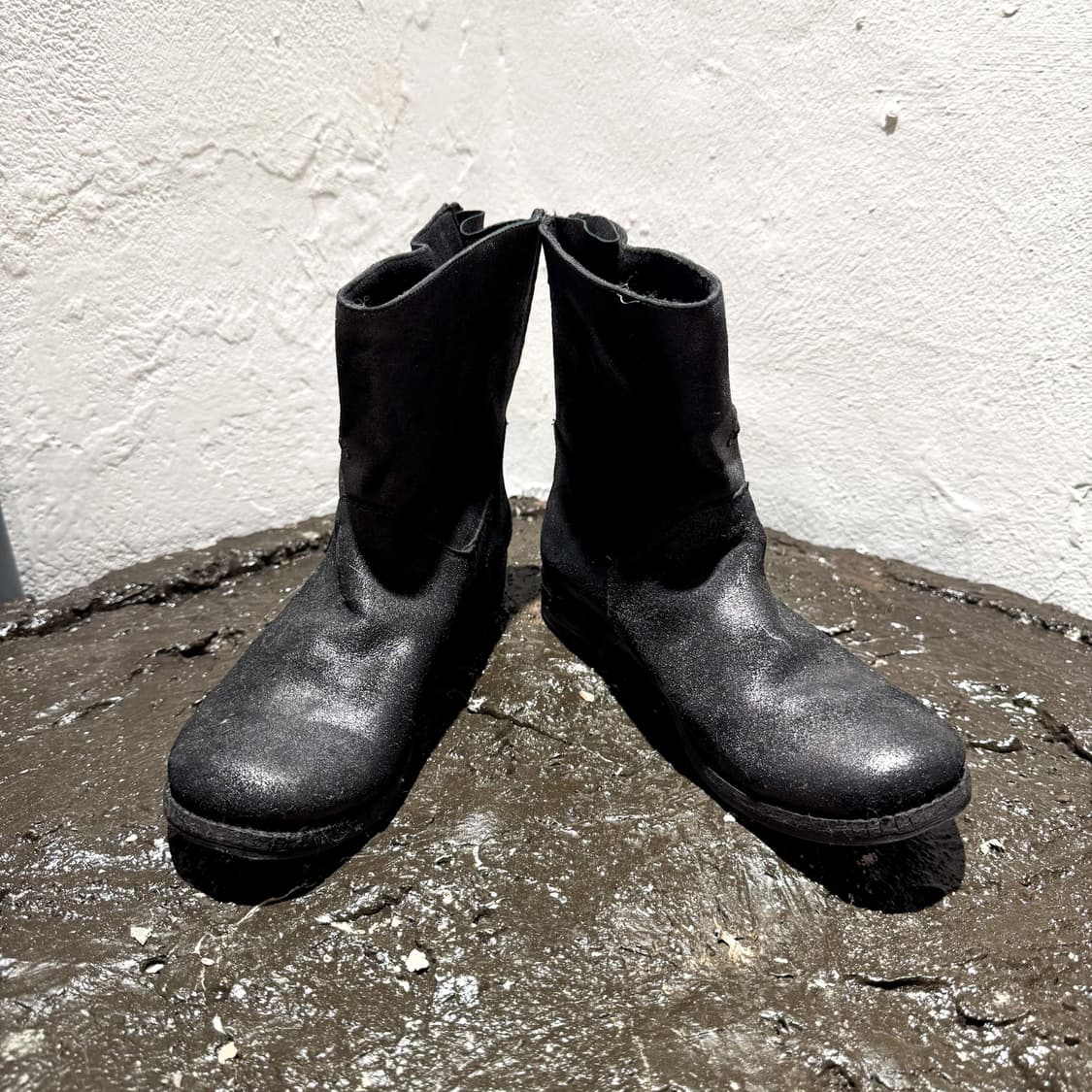 KHRIO – Distressed Eyelet Mid Boots 상품이미지2