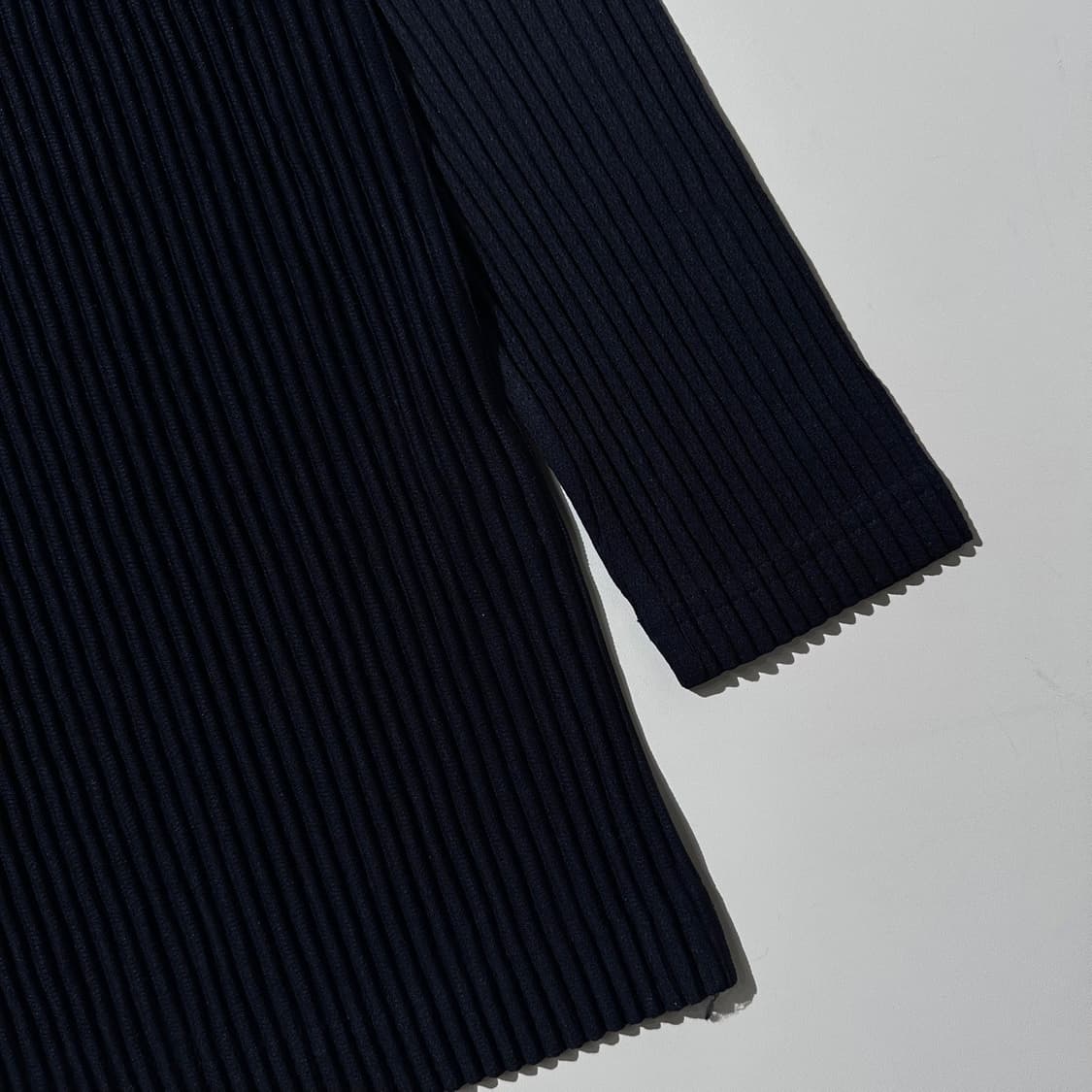 이세이 미야케 옴므플리세 플리츠 하이넥 롱슬리브 탑 네이비 상품이미지4