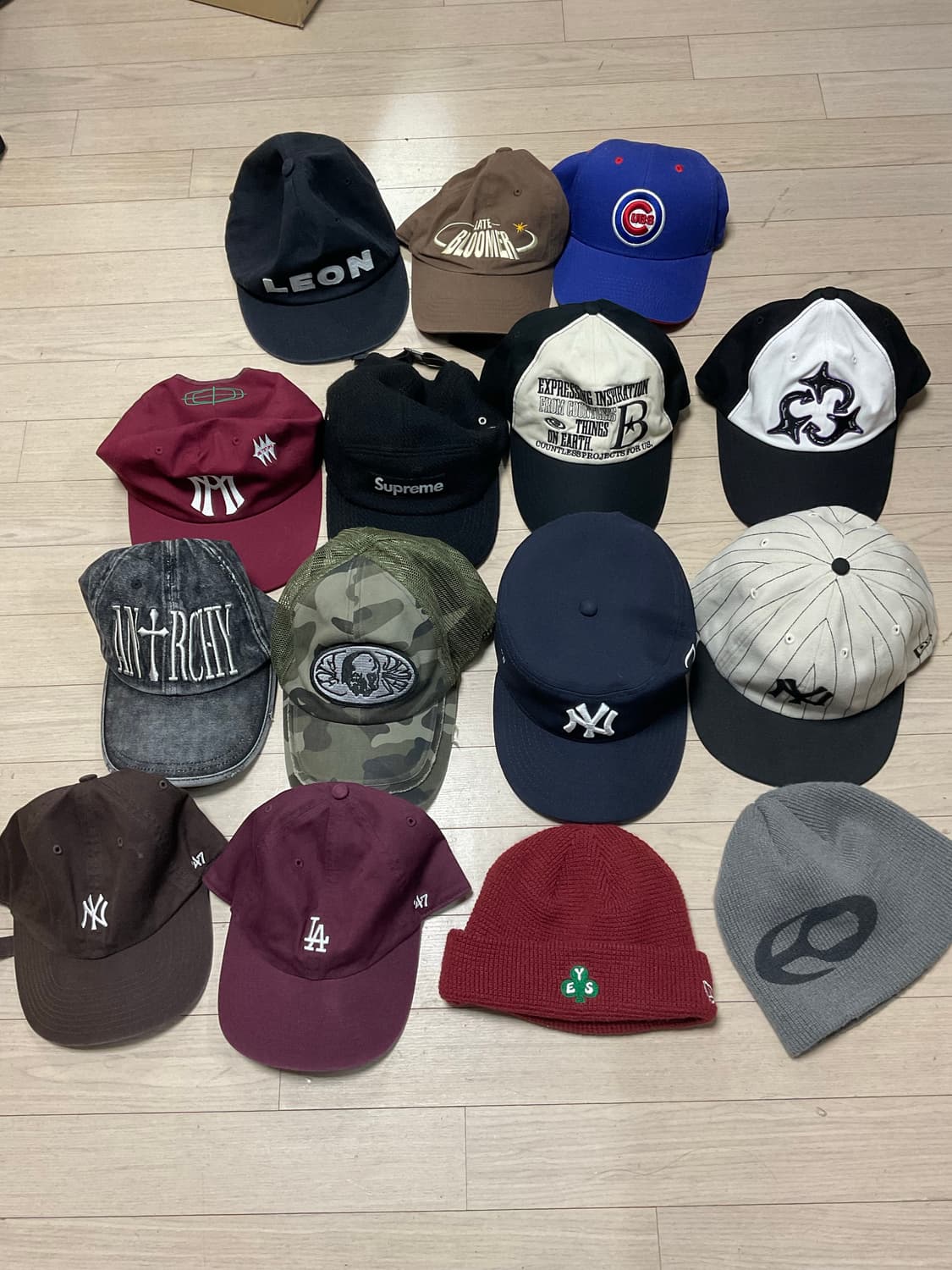 슈프림, 에프터매스, 뉴에라, 애쓰, etce 등 모자들과 비니 정리 상품이미지1