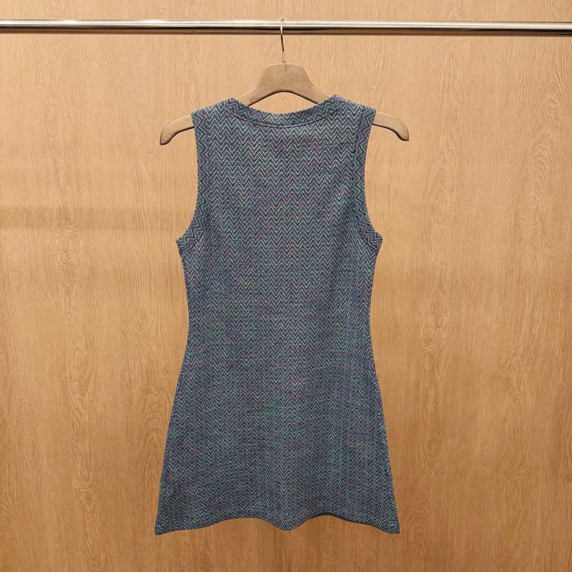 미쏘니 슬리브리스 미디 원피스 체브론 패턴 더블 포켓 디테일 컬러 믹스 상품이미지3