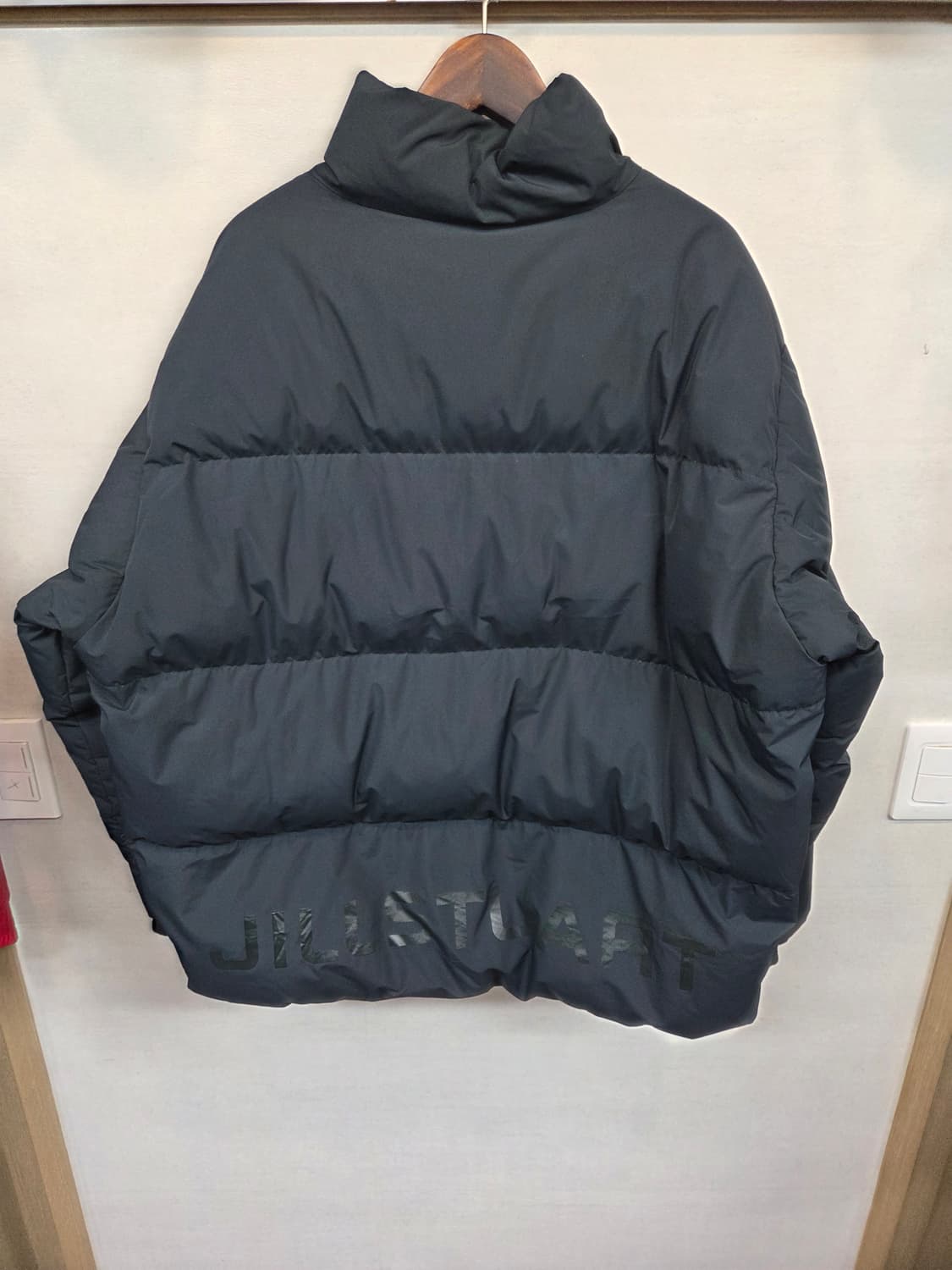 질스튜어트 스포츠 프린팅로고 푸퍼 숏패딩 xl 딥그린  상품이미지2