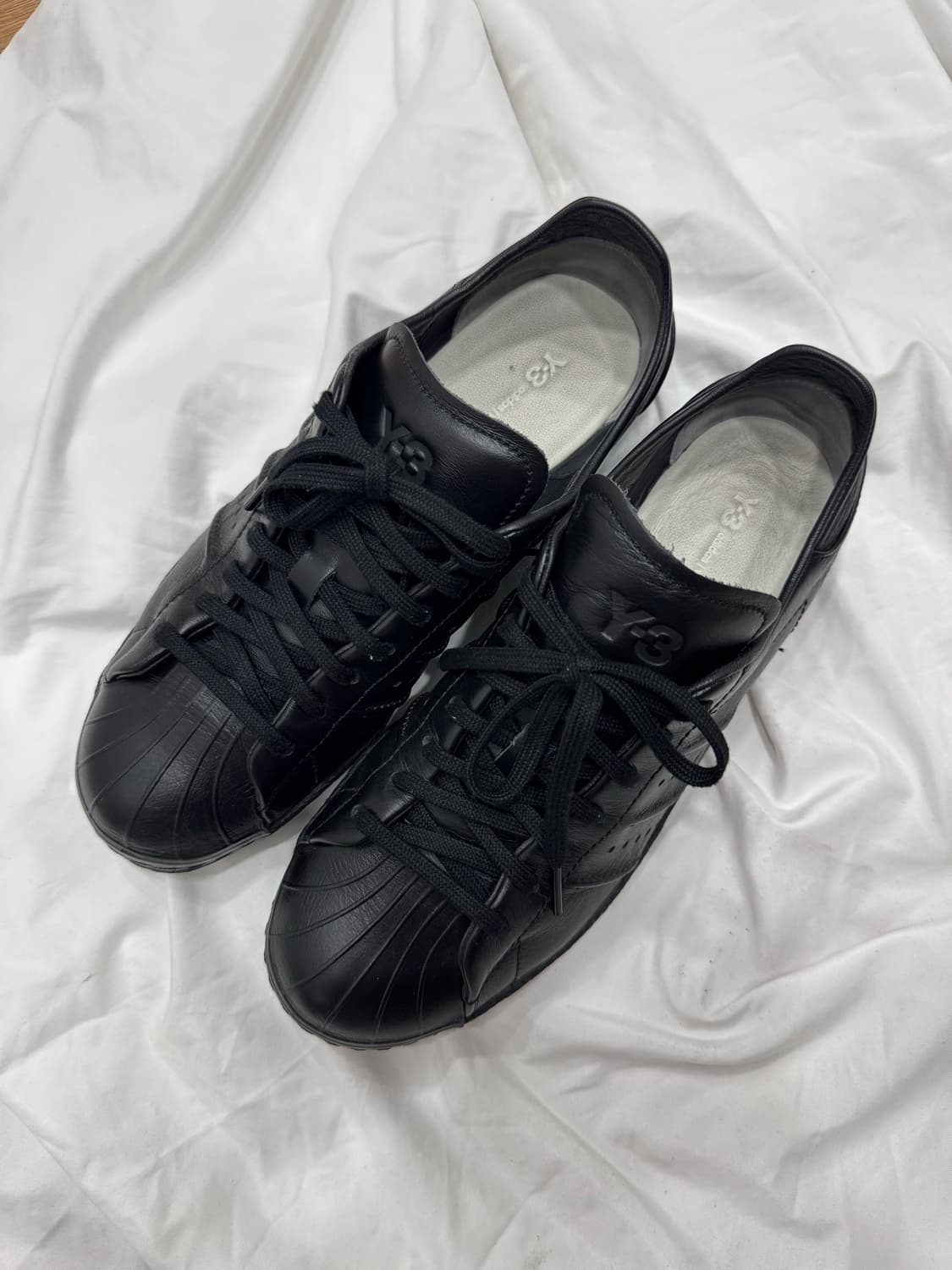 Y-3 트리플 블랙 슈퍼스타 (255-260) 상품이미지2