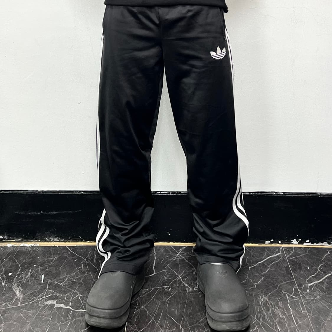 아디다스 블랙 삼선 파이어버드 와이드 트랙팬츠 상품이미지2
