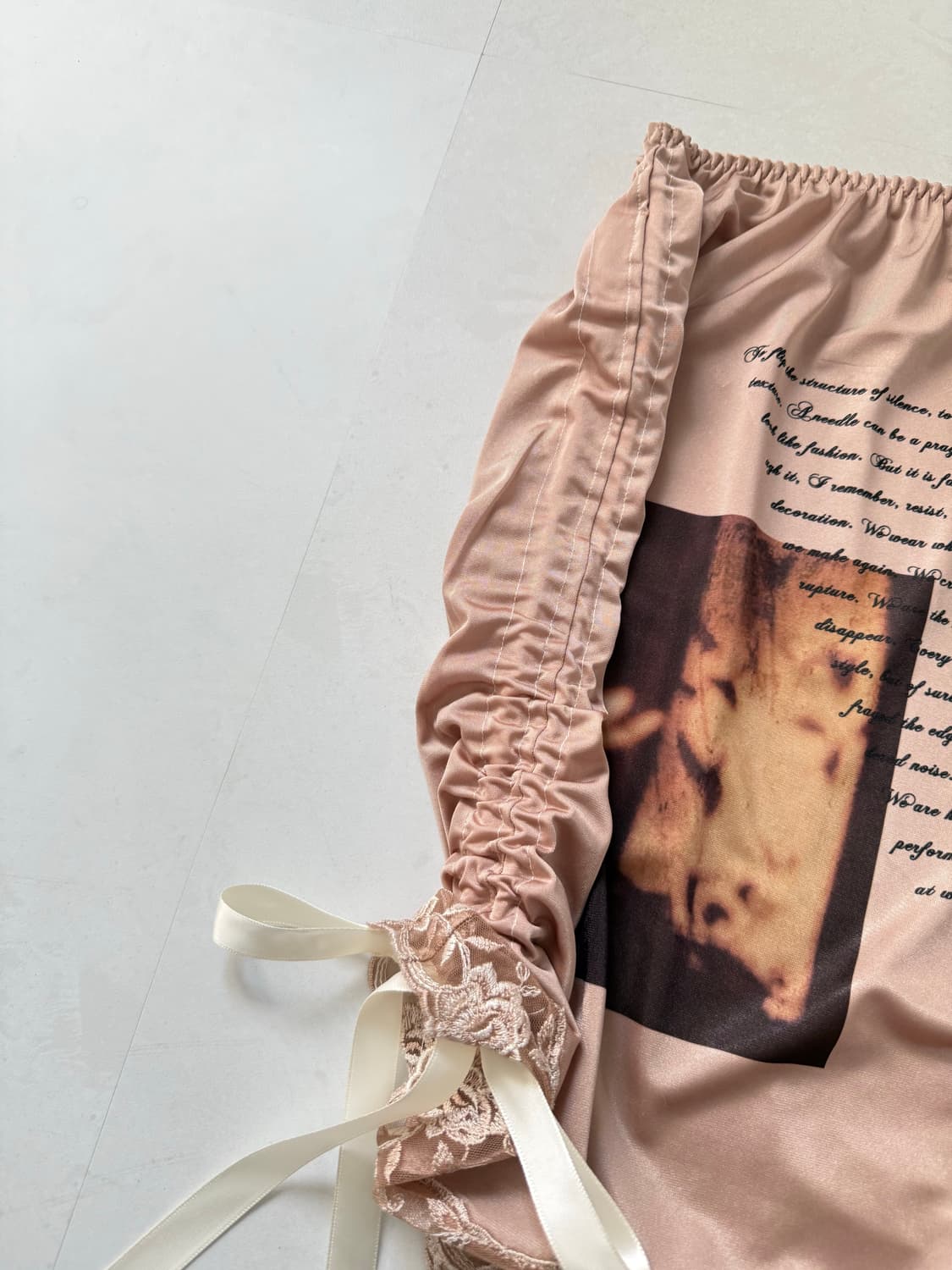 포토그래픽 새틴 셔링 스커트  상품이미지4