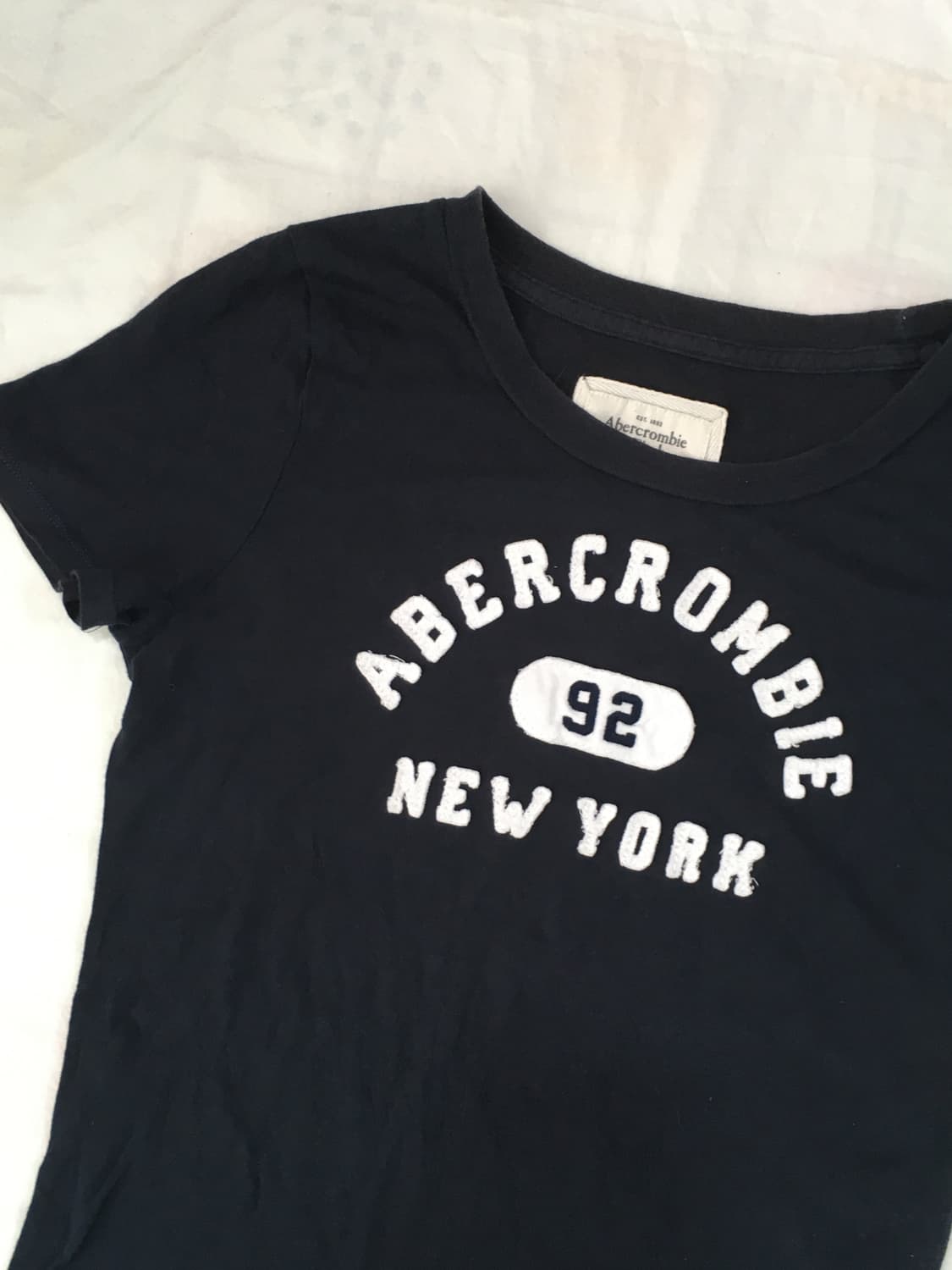 아베크롬비 Abercrombie 네이비 로고 티 상품이미지2