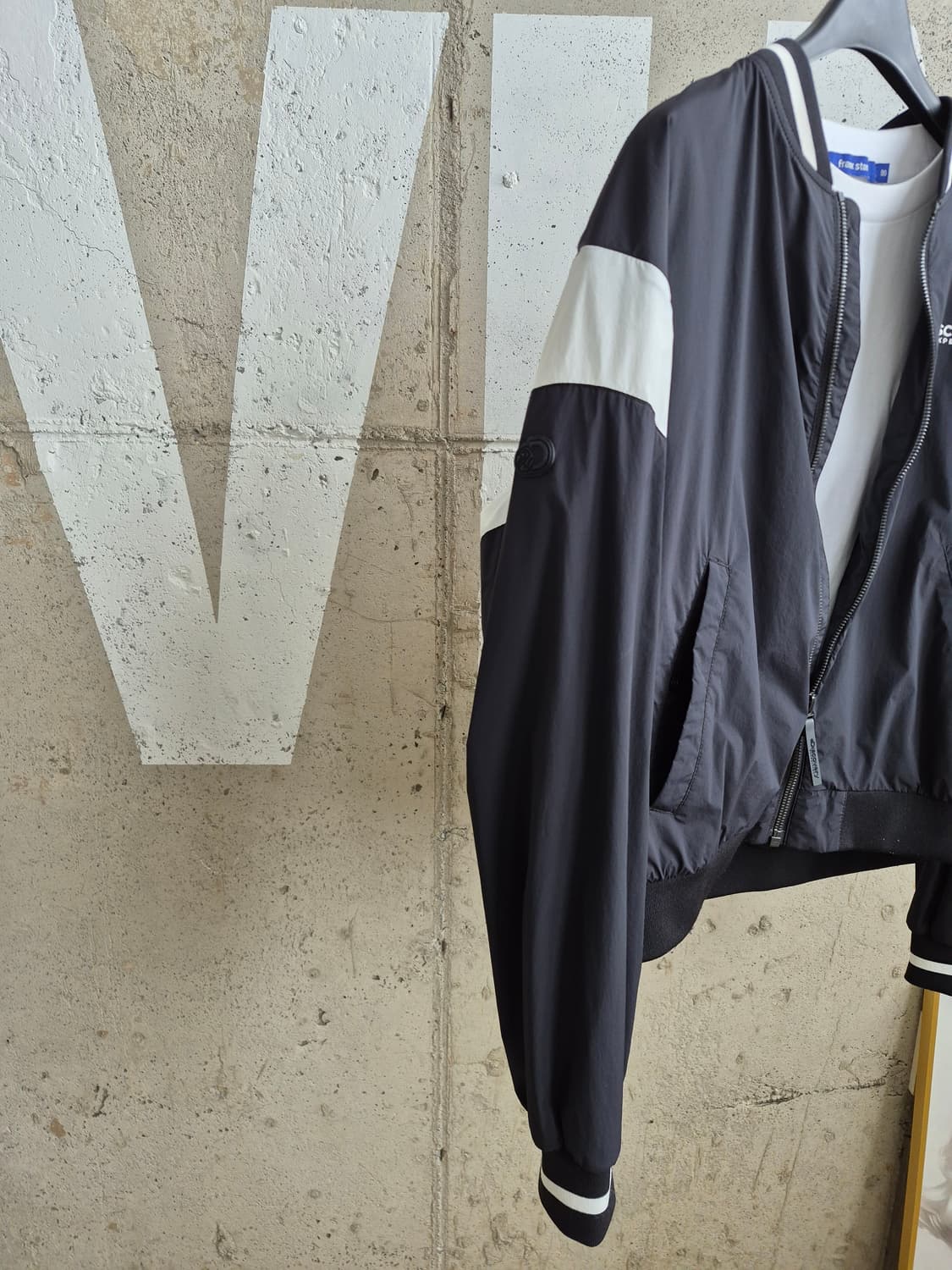 2024)디스커버리 블랙/화이트 봄버 자켓 상품이미지2