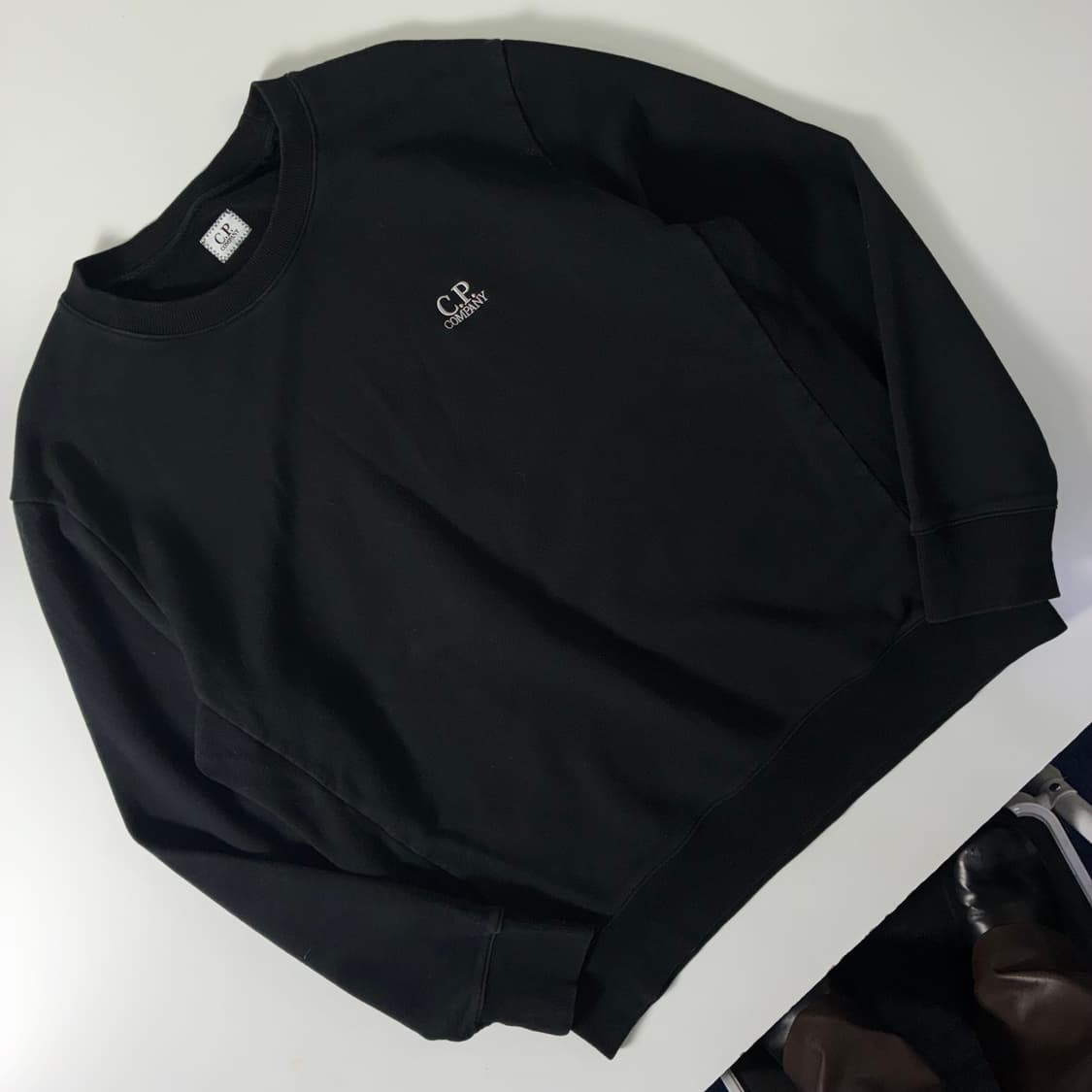 C.P. Company  씨피 컴퍼니 자수 블랙 맨투맨  상품이미지2
