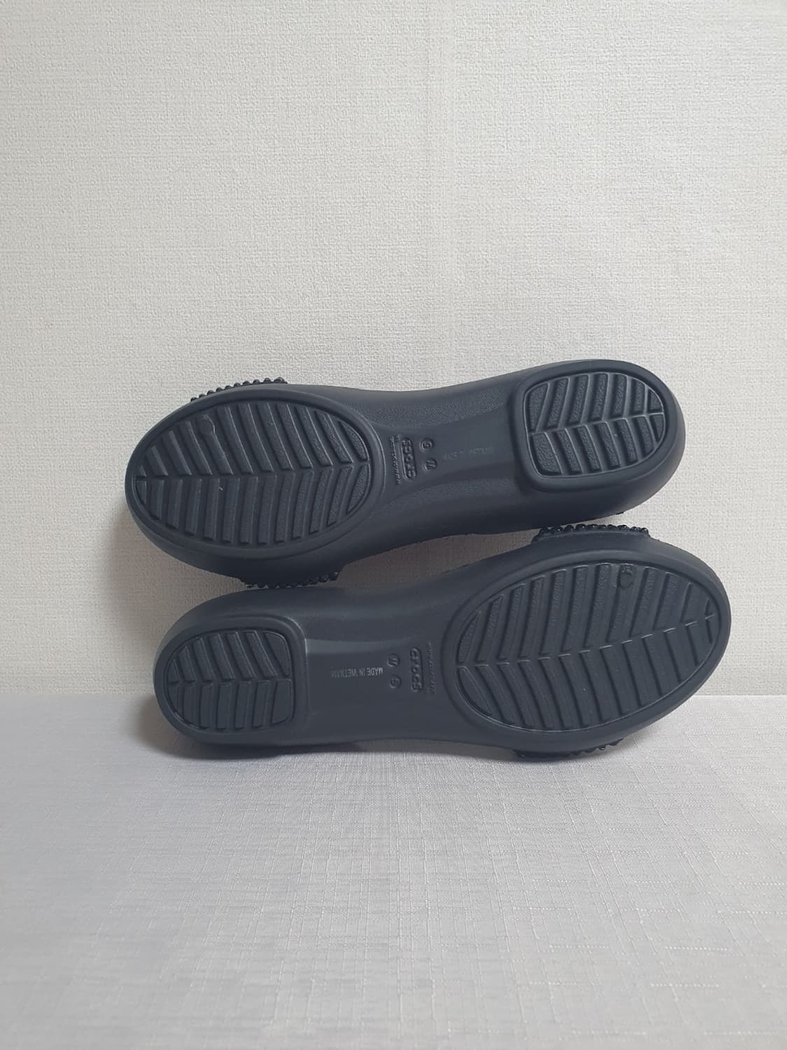 크록스 리나 엠벨리쉬드 도르세이 샌들 블랙 W5 상품이미지7