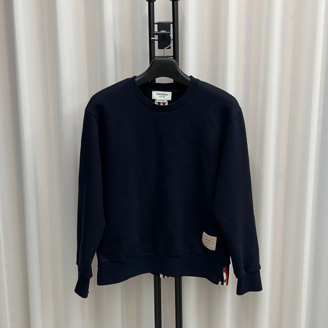 톰브라운 백삼선 맨투맨 네이비 (3) 상품이미지2