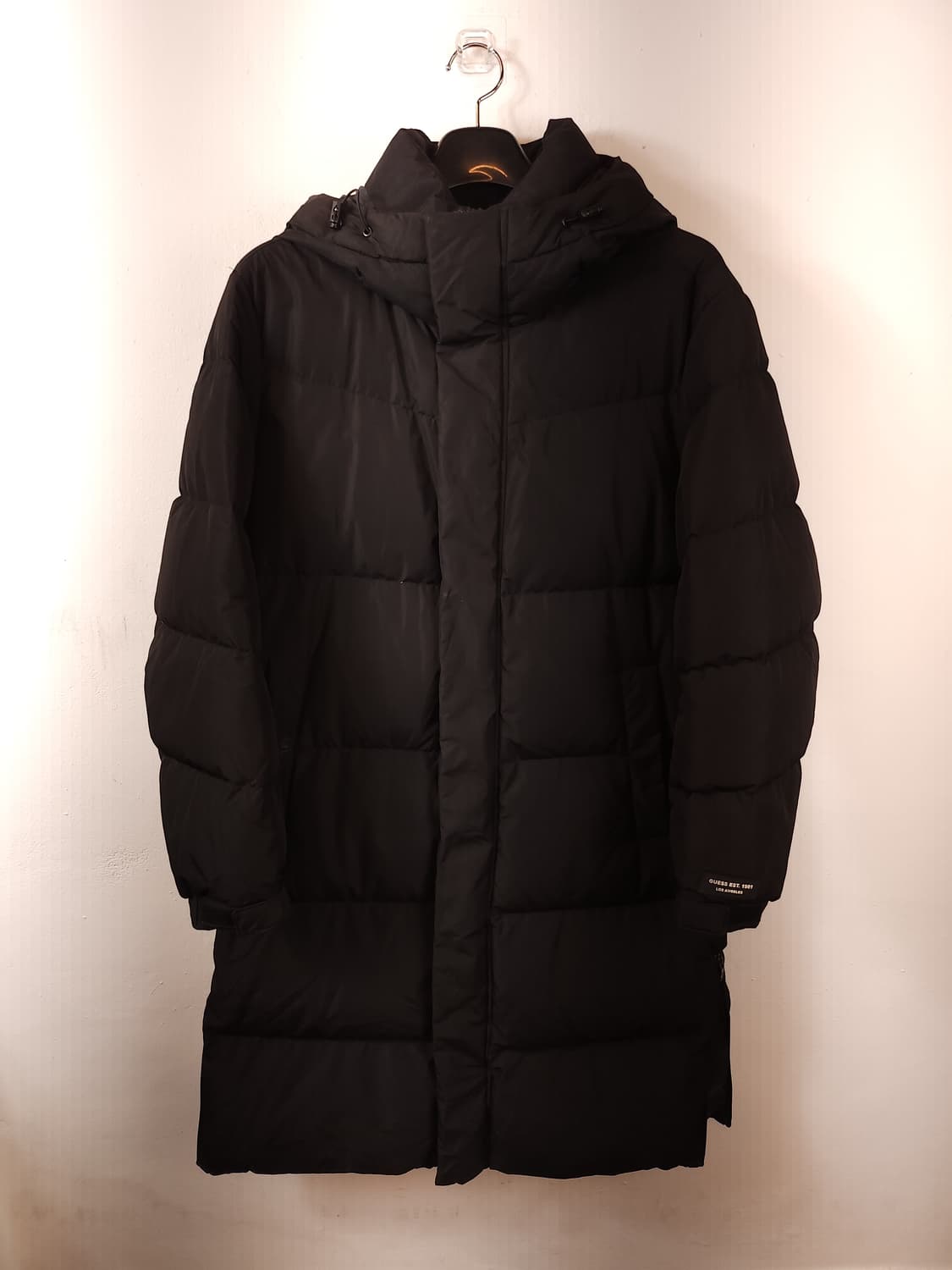 GUESS 롱다운후드패딩 블랙 100 L 상품이미지2