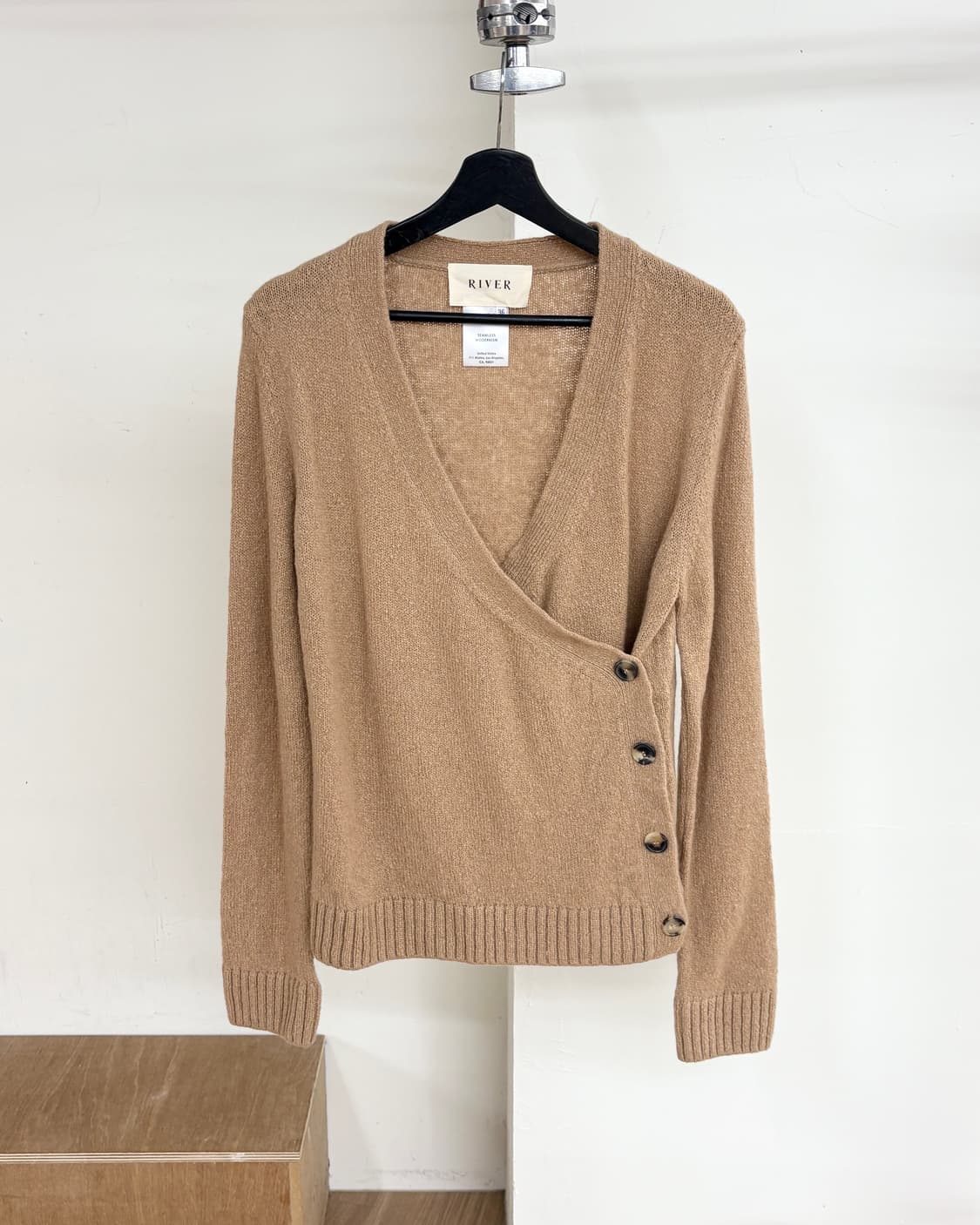 리버 브라운 버튼 울 캐시미어 랩 니트 상품이미지1