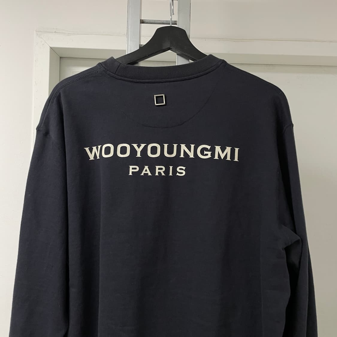 2024 우영미 백로고 맨투맨 네이비 46 상품이미지2