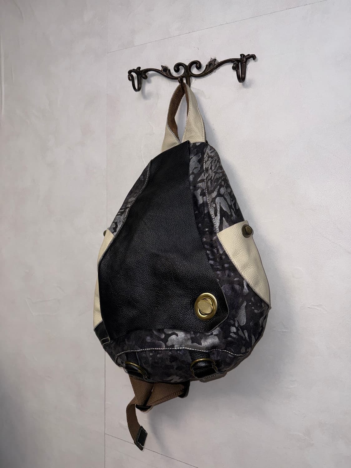 Black & white metallic leopard body bag 상품이미지3