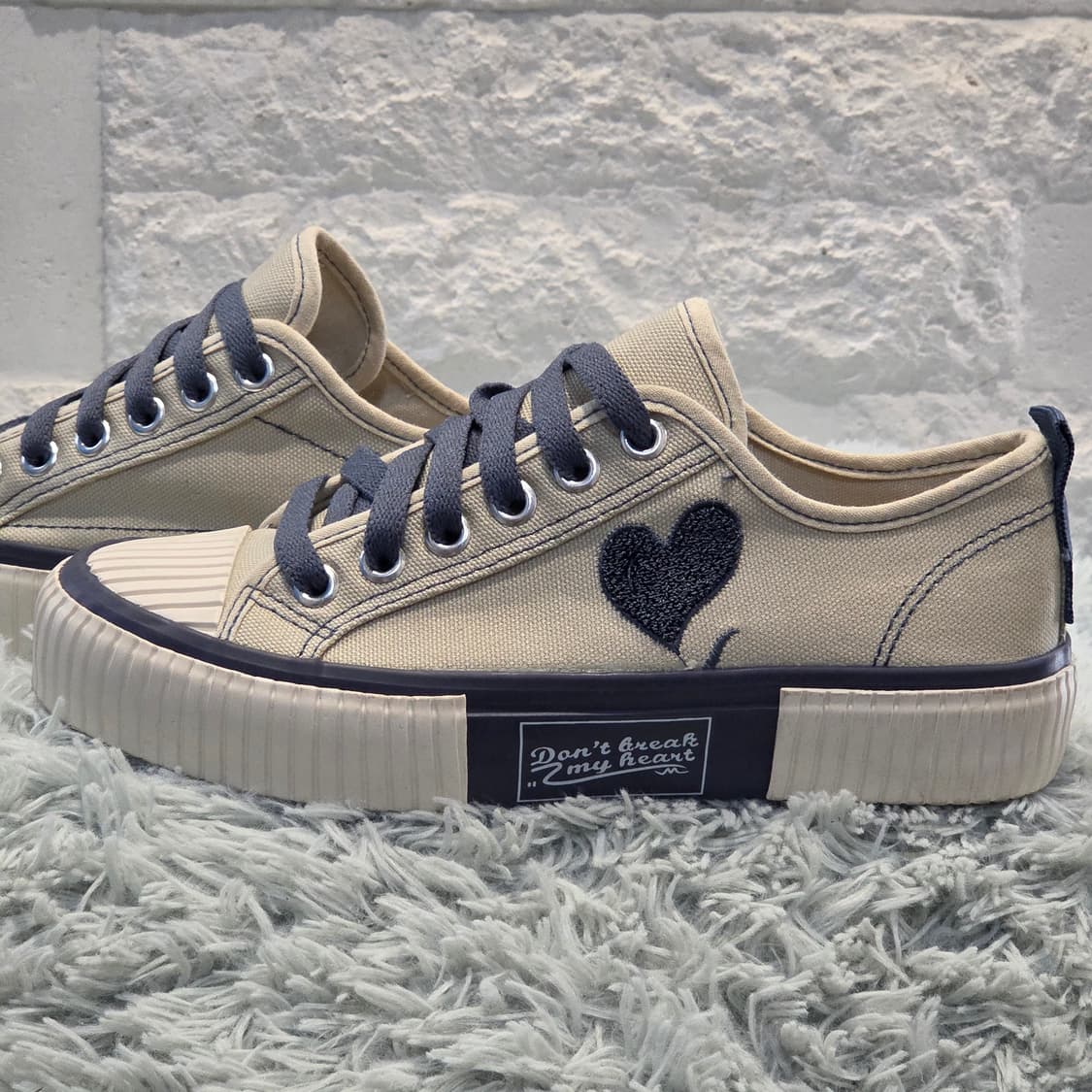 1a-4:디디앤오오 하트 자수 베이지 캔버스 스니커즈225 mm 상품이미지2