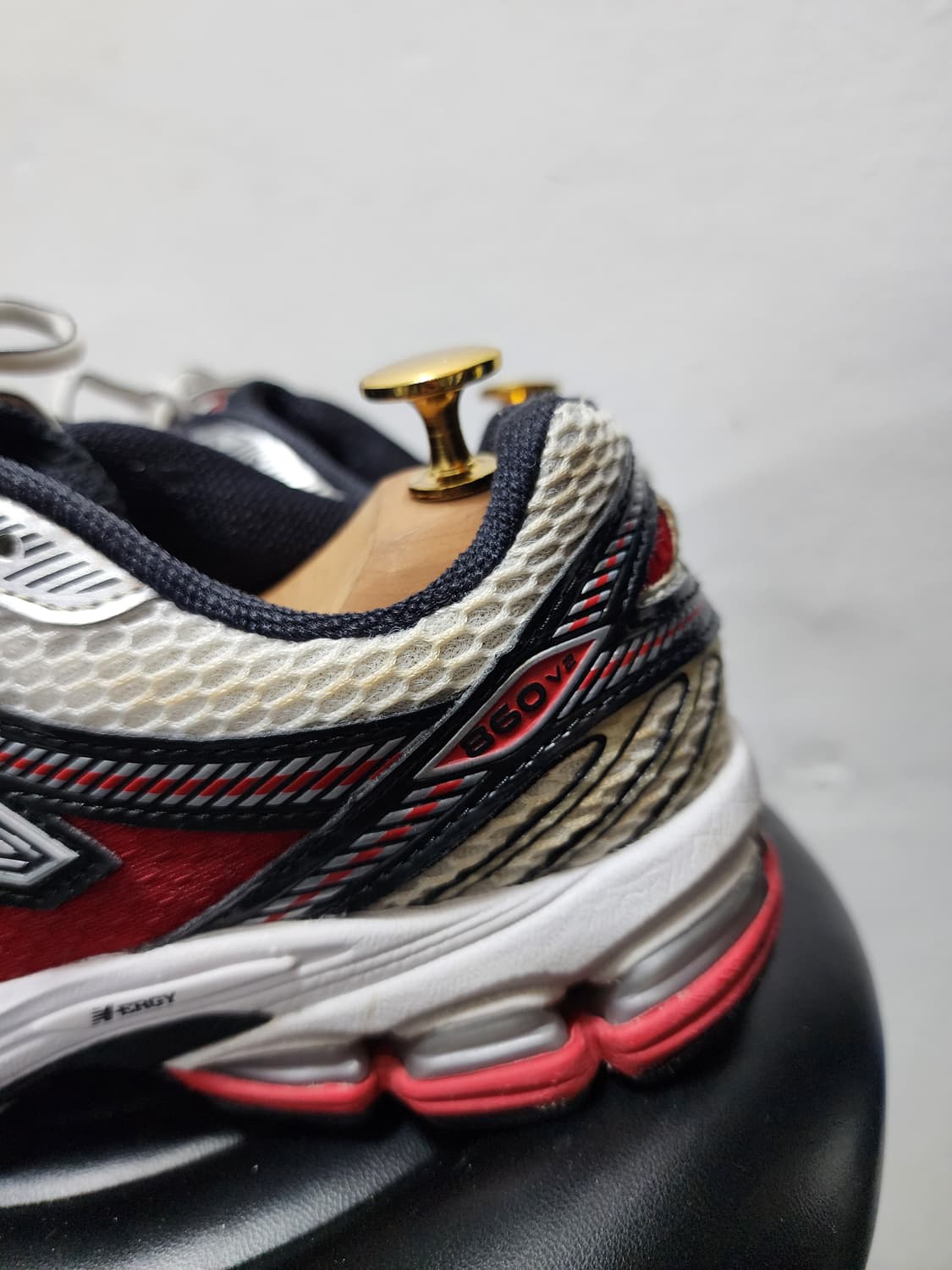 뉴발란스의 860v2 메탈릭 운동화 상품이미지3