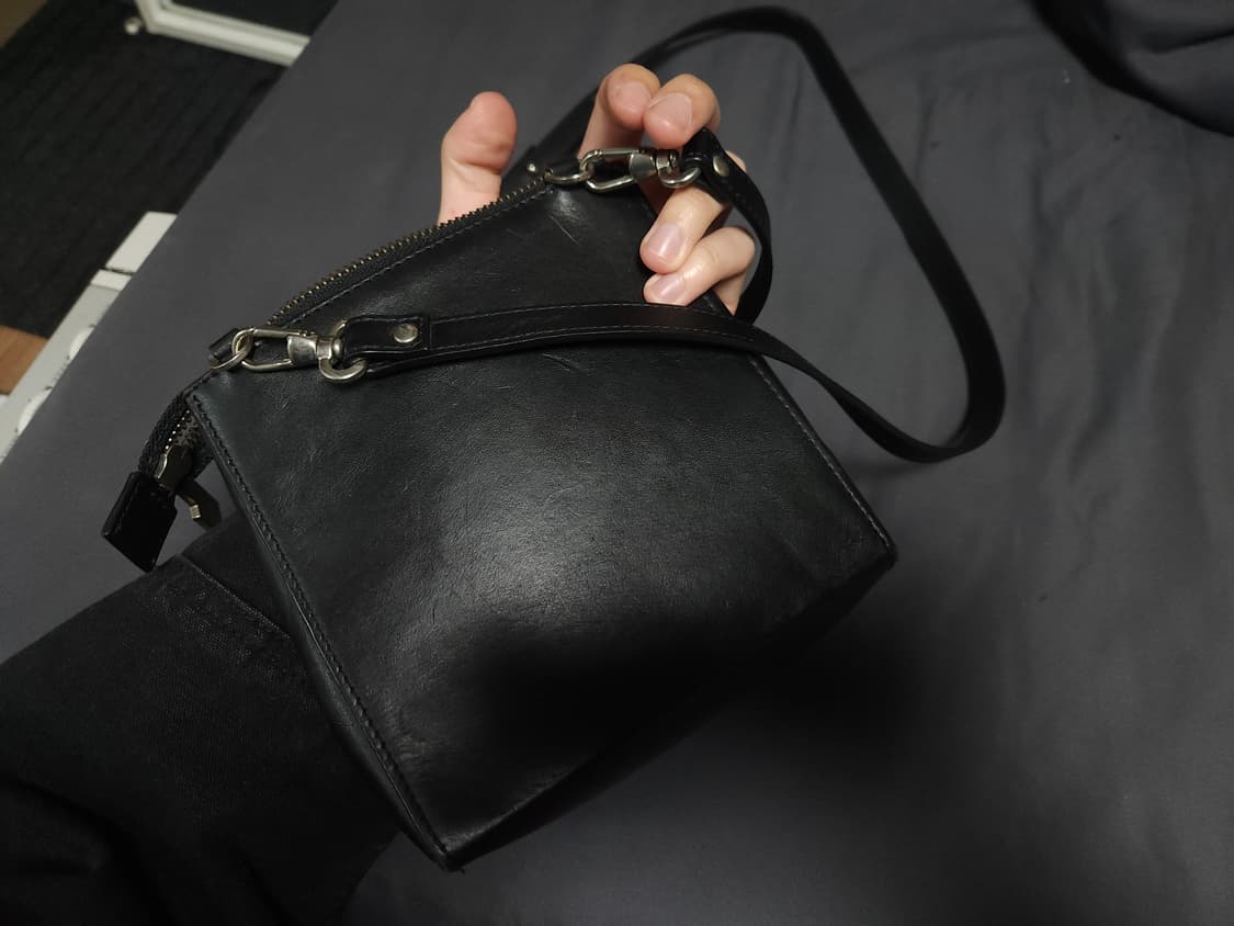 A COLD WALL 커브드 레더 크로스백 상품이미지6