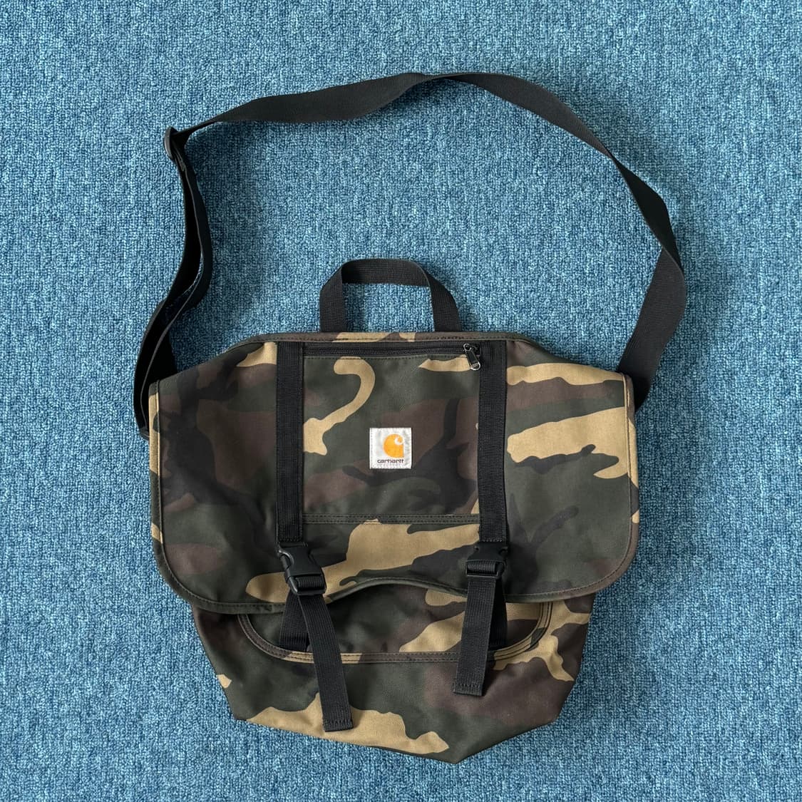 칼하트 카모 크로스백 상품이미지1