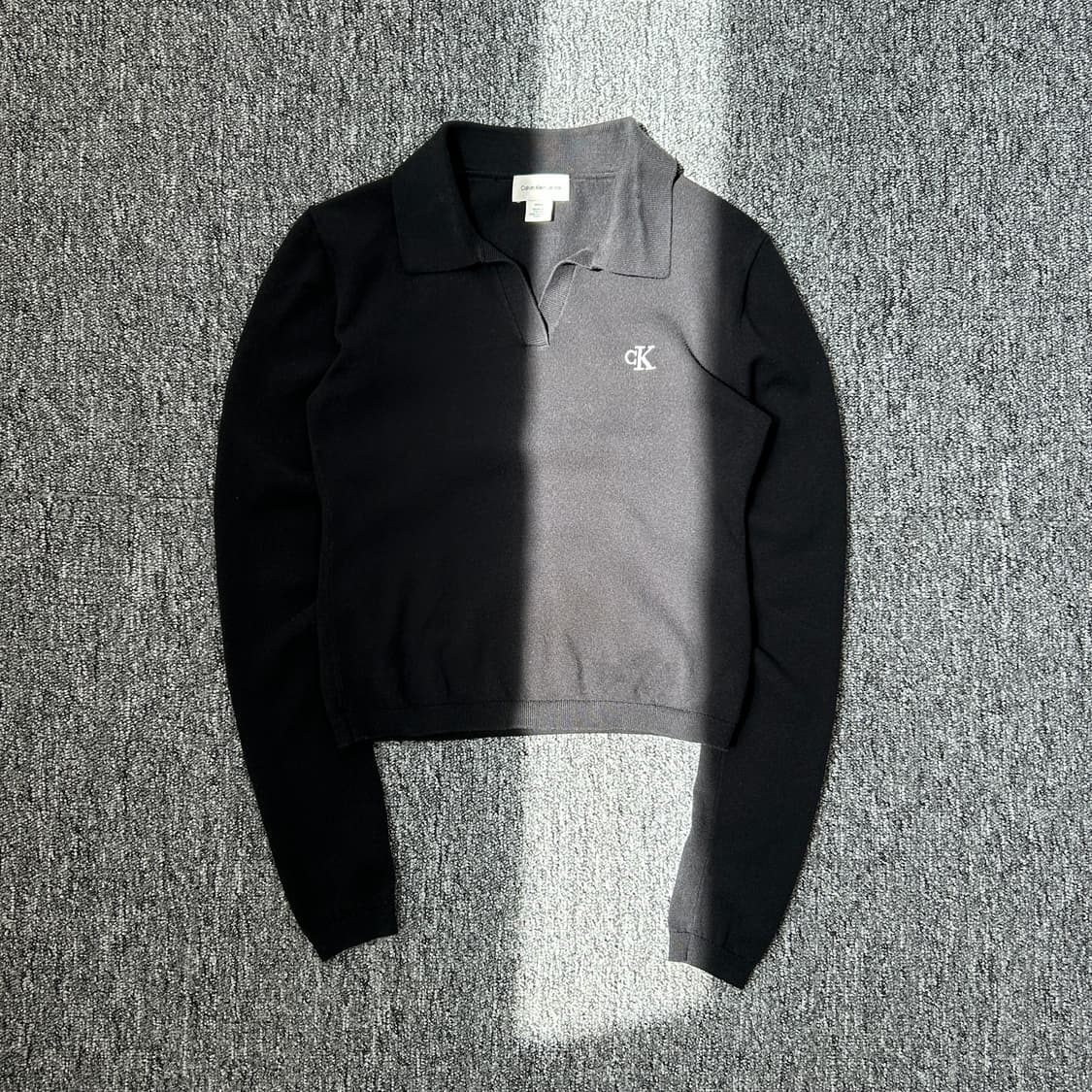 캘빈클라인 블랙 크롭 니트 카라티 상품이미지1