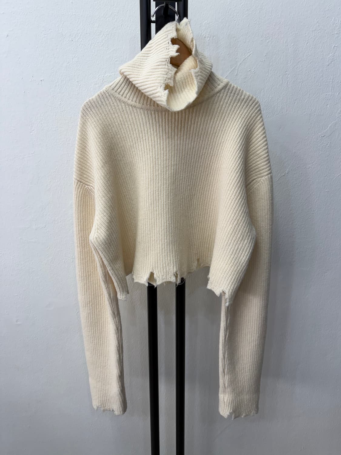 정품) 시스템 한섬 23ss 오버핏 크롭 데미지 니트 스웨터 90 상품이미지1