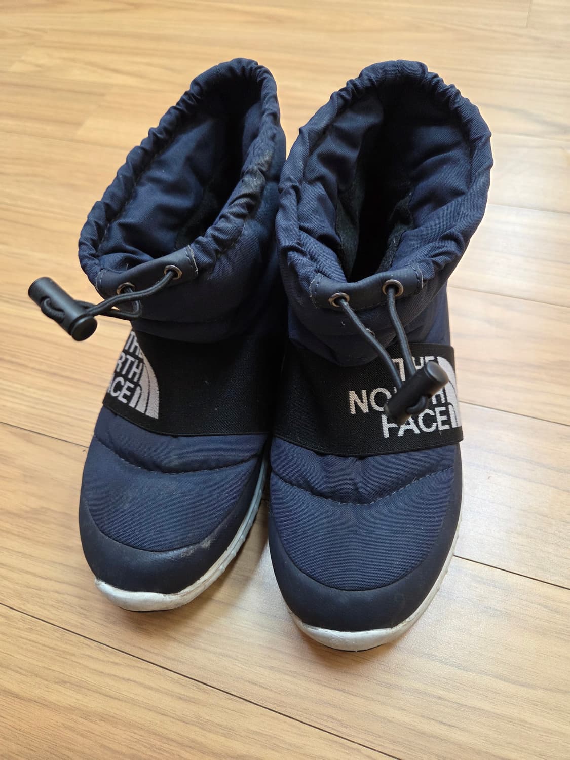 네이비 색상 노스페이스 방한 부츠 240mm입니다. 모델명은 NS99이구 상품이미지1