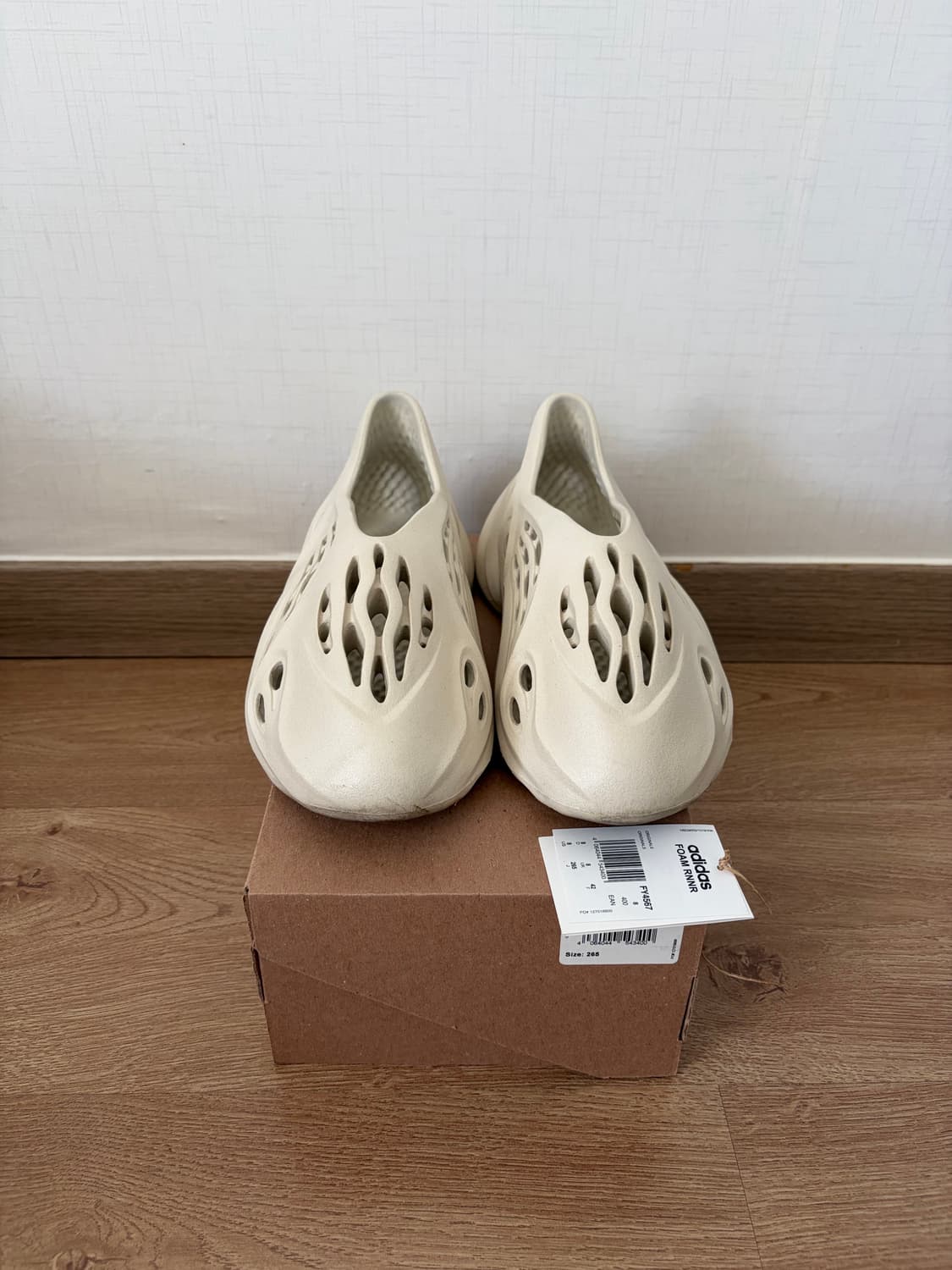 아디다스 이지 폼러너 샌드 상품이미지1