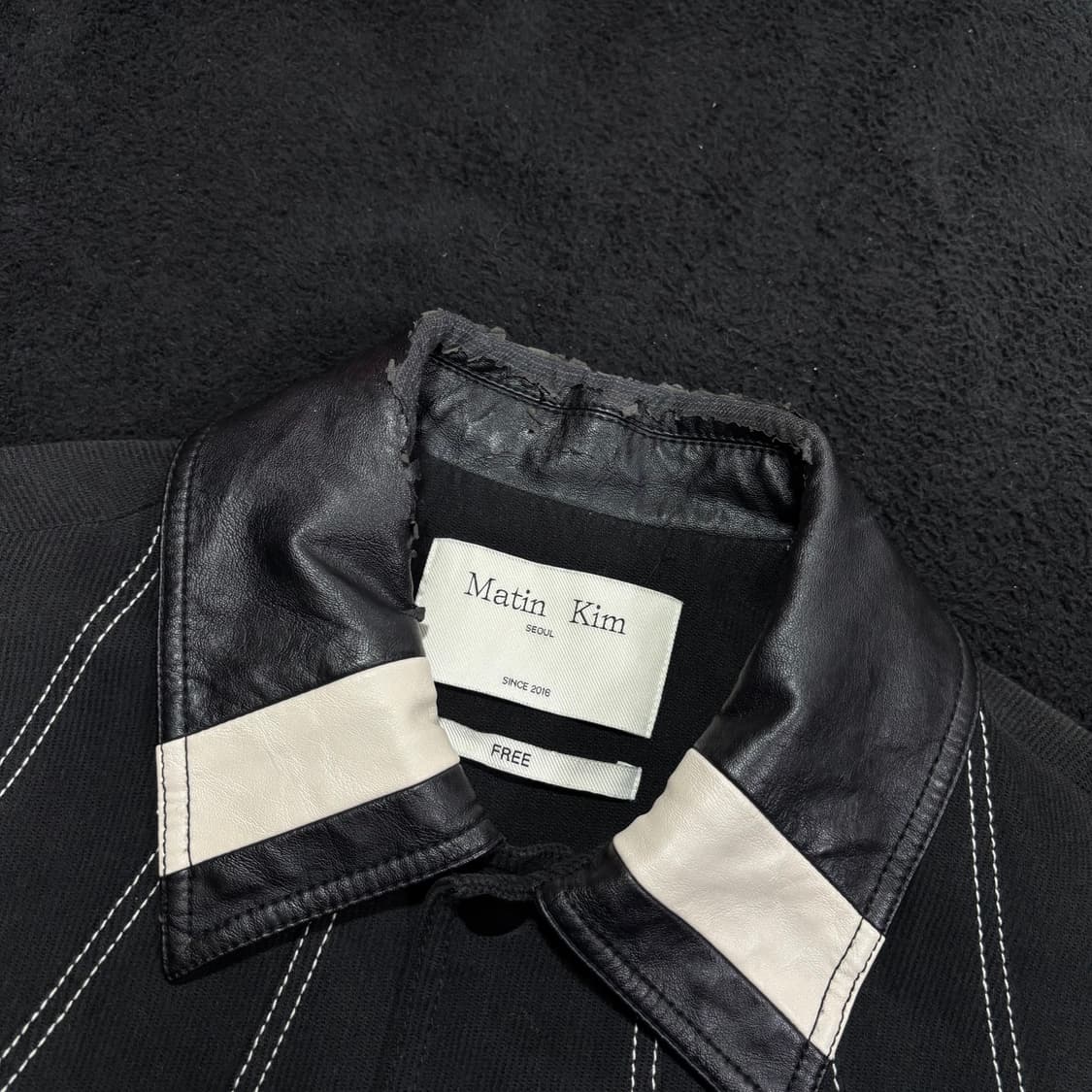 FREE 마뗑킴 MATIN KIM 블랙 스티치 코듀로이 바시티자켓 상품이미지4