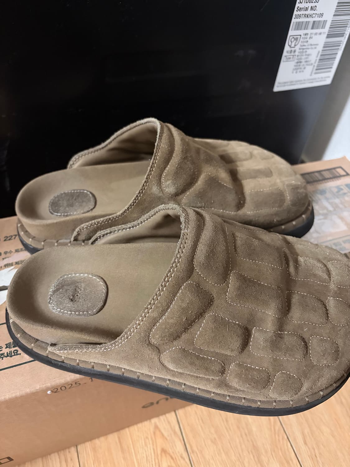 [250]이예x킨치 본 뮬 브라운 상품이미지4