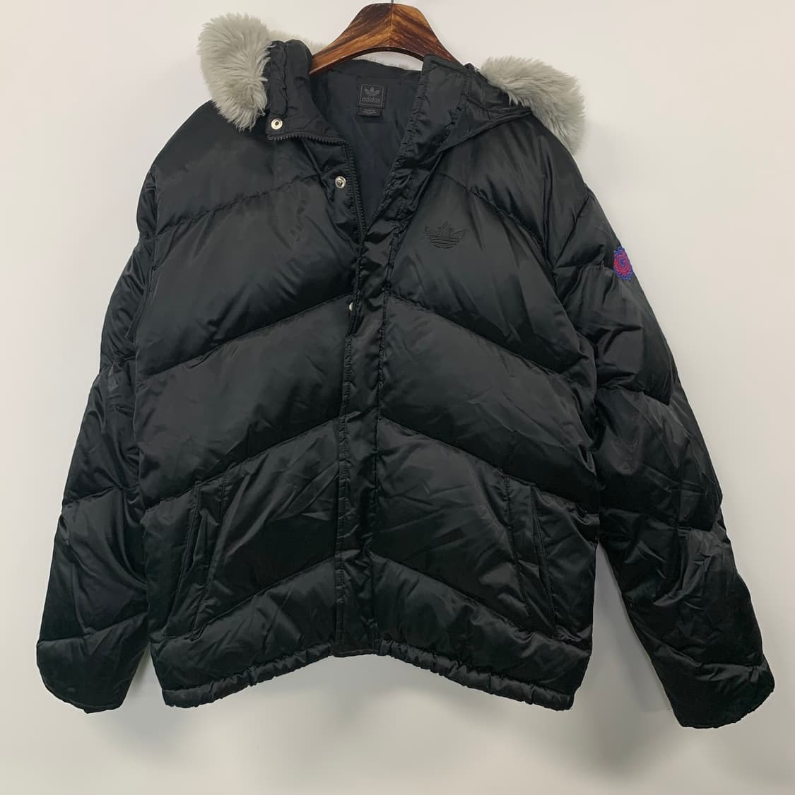 아디다스 자수로고 블랙 울프죠 다운 패딩 상품이미지2