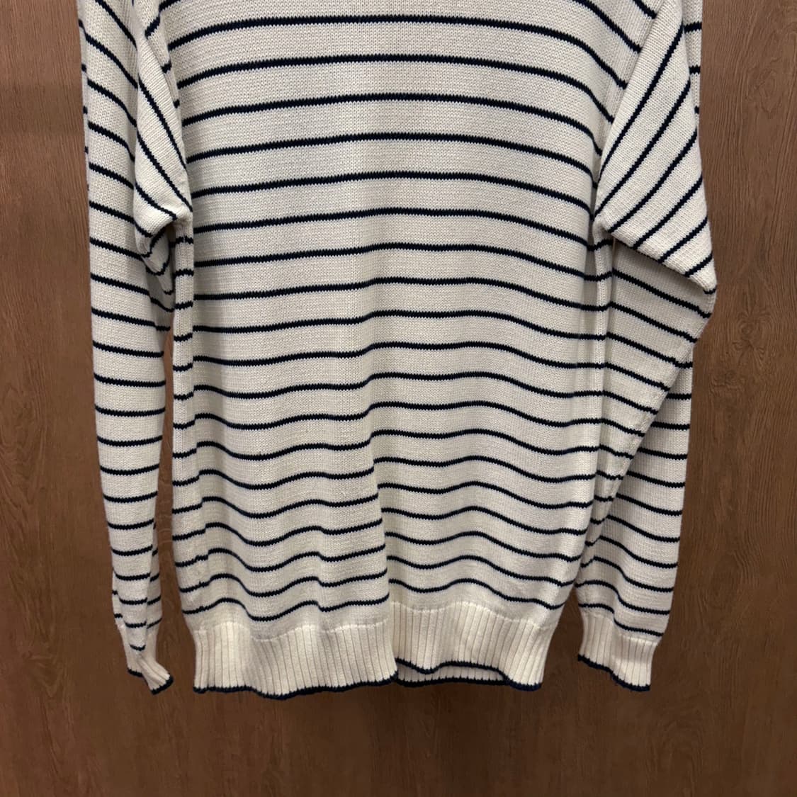 빔즈 코튼 라운드넥 긴팔 니트 스트라이프 패턴 디테일 레귤러핏 아이보리 상품이미지5