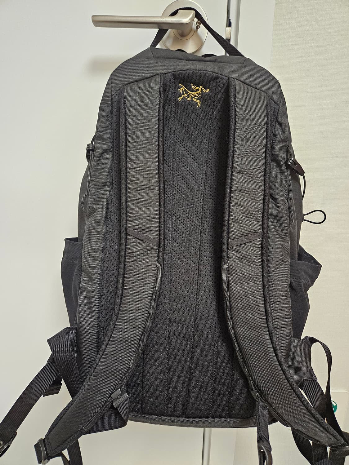 아크테릭스 맨티스 26 블랙 골드 백팩 상품이미지3