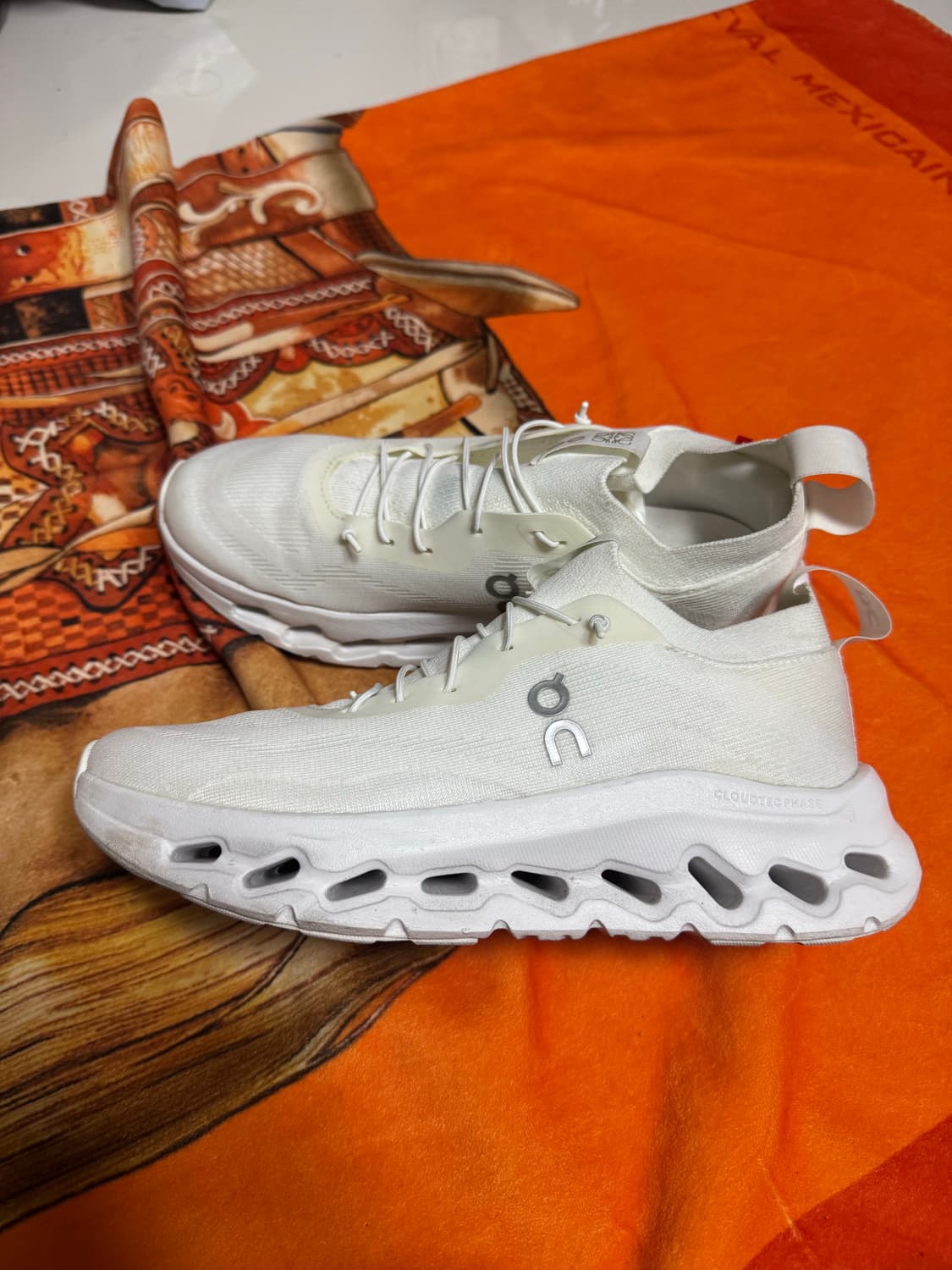 온러닝 로에베 클라우드틸트 올화이트  상품이미지3