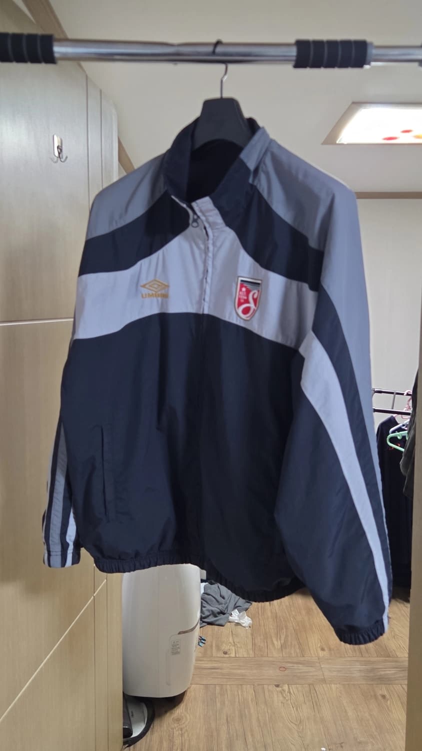 엄브로x 슈프림 트랙자켓 us m Asia L 사이즈 팝니다 상품이미지1