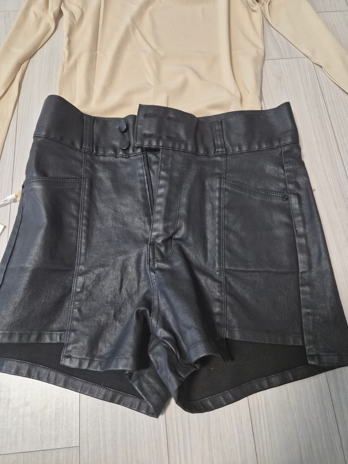 새상품 시크한 블랙 레더 하이웨스트 숏팬츠 상품이미지3