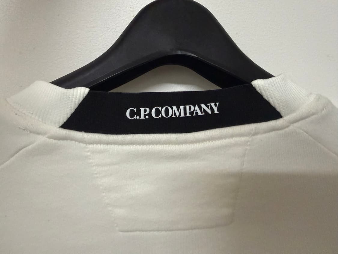 C.P. Company 렌즈 와펜 맨투맨 - 화이트 상품이미지3