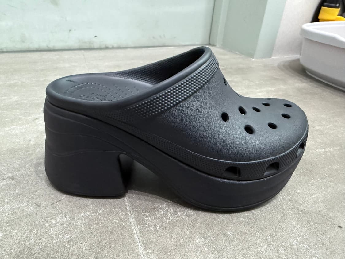 크록스 사이렌 클로그 블랙 6 (250) 상품이미지4